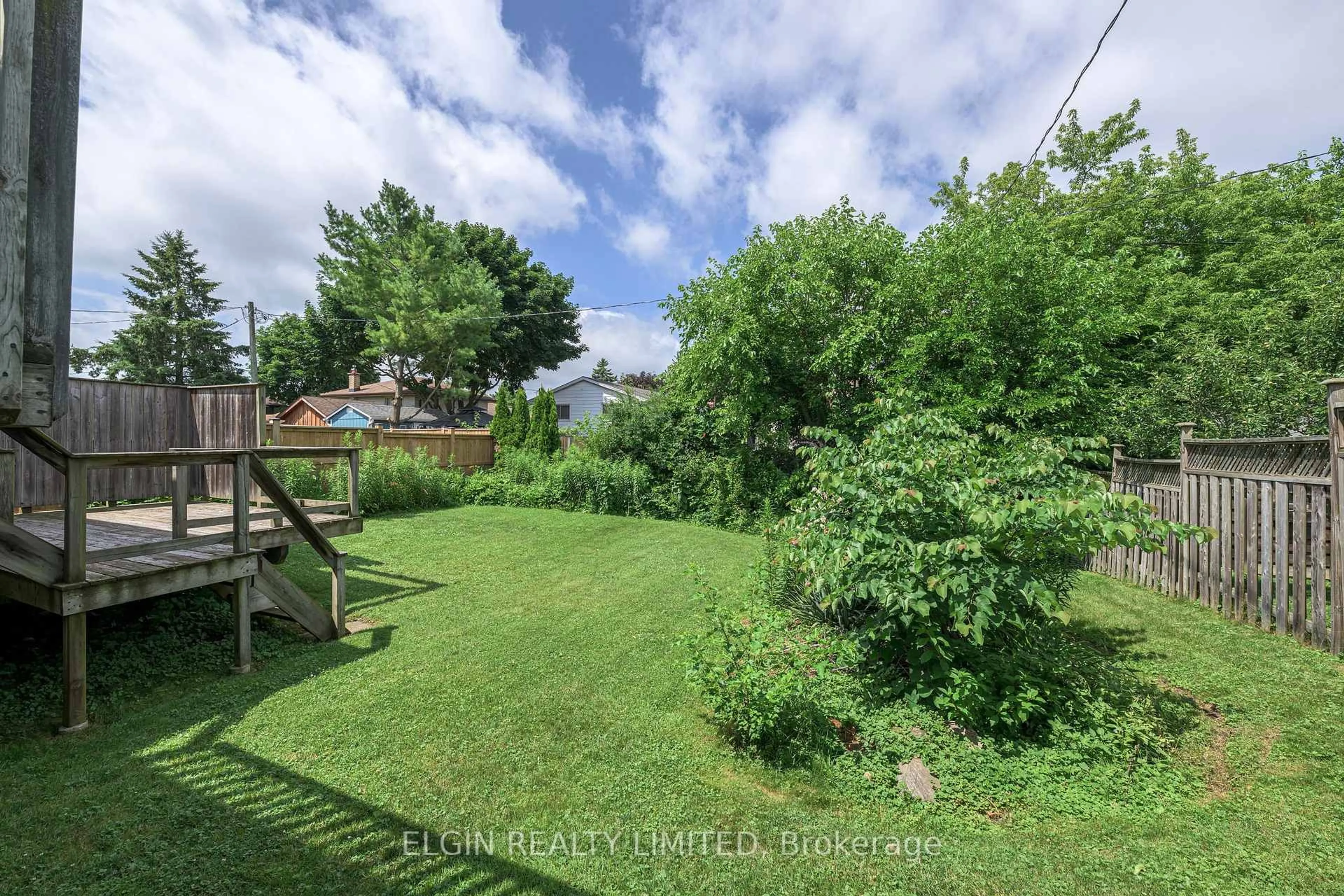 A pic from outside/outdoor area/front of a property/back of a property/a pic from drone, unknown for 41 Luton Cres, St. Thomas Ontario N5R 5J9
