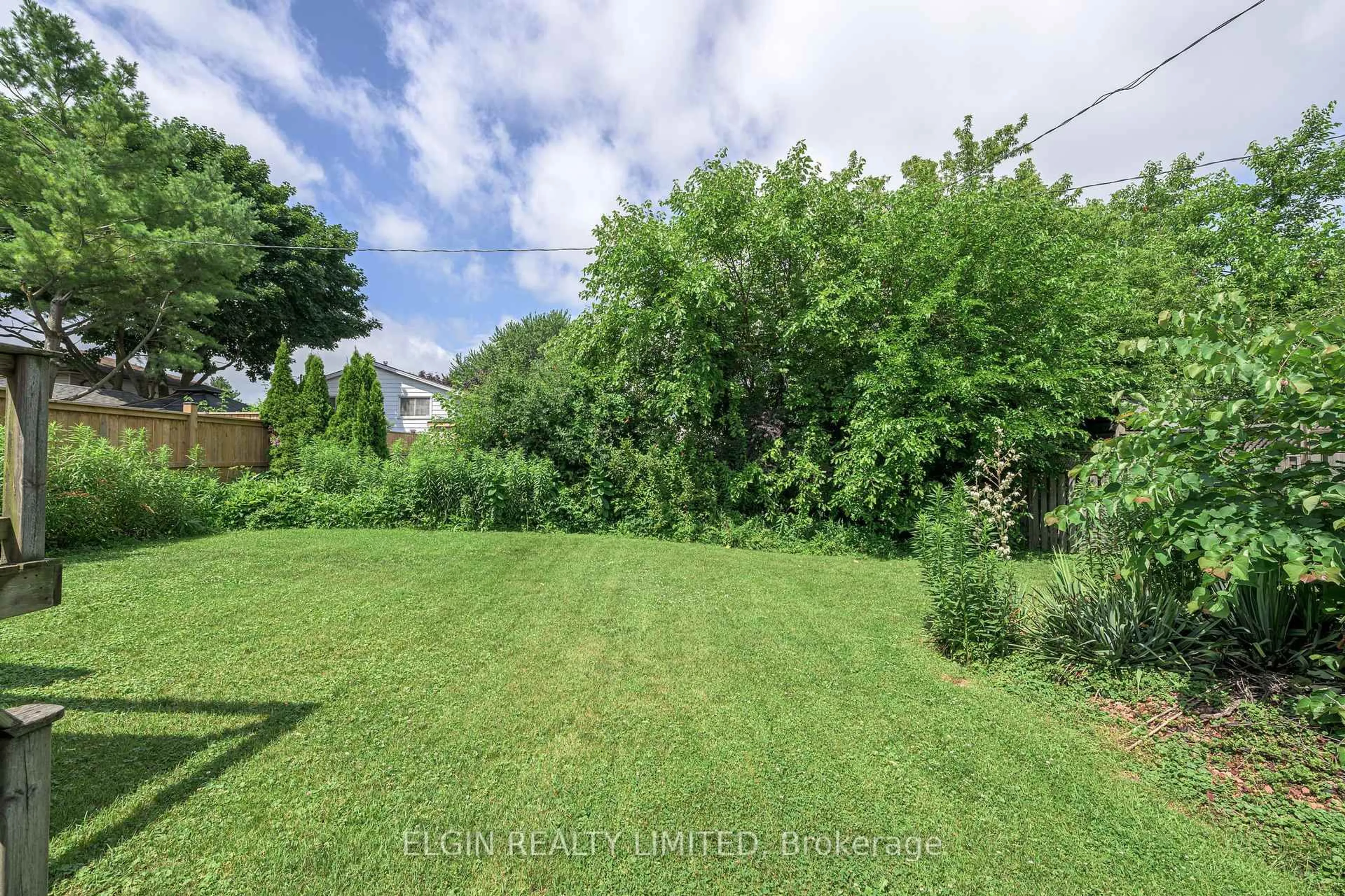 A pic from outside/outdoor area/front of a property/back of a property/a pic from drone, unknown for 41 Luton Cres, St. Thomas Ontario N5R 5J9