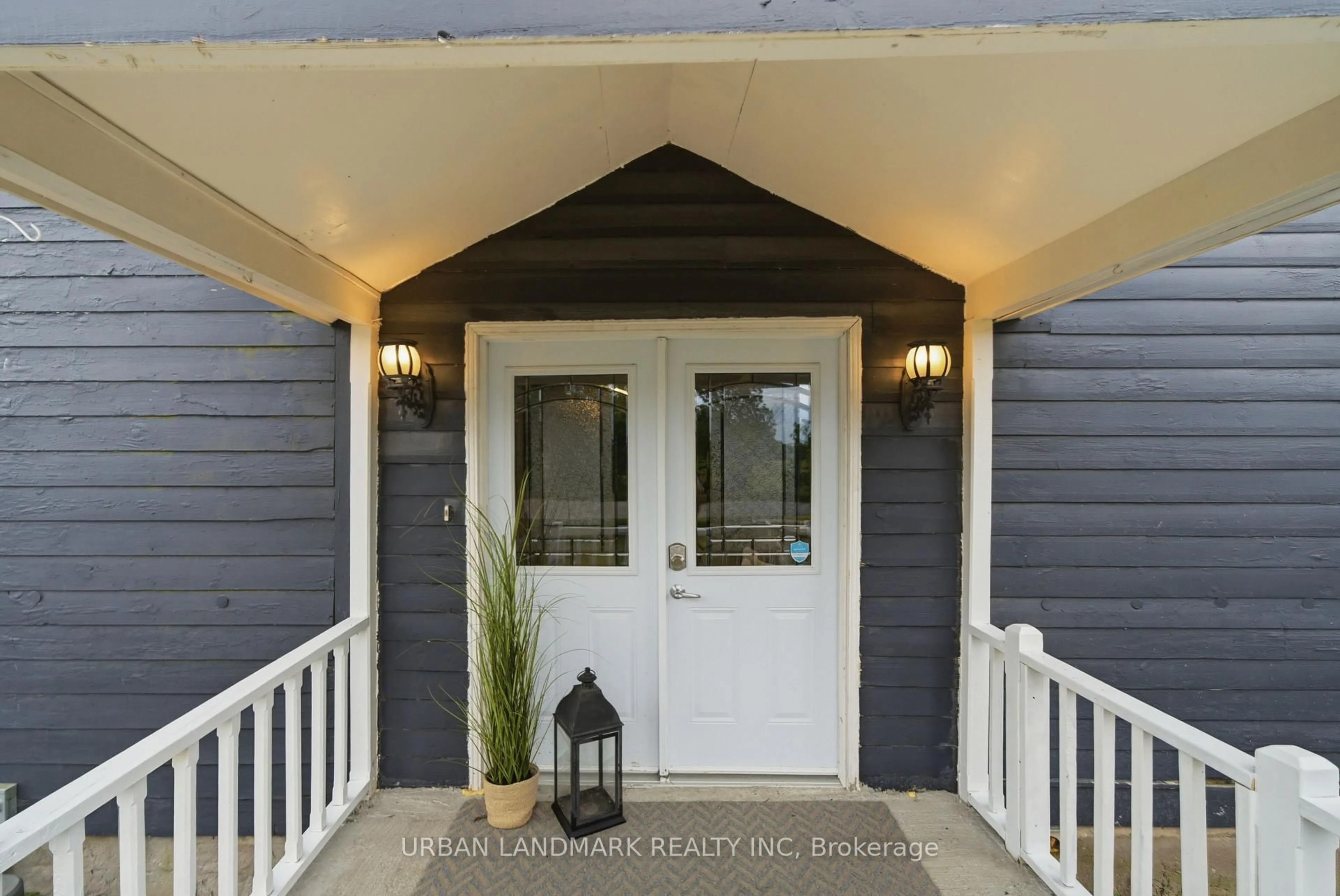 Indoor entryway for 3095 Cooper Rd, Madoc Ontario K0K 2K0