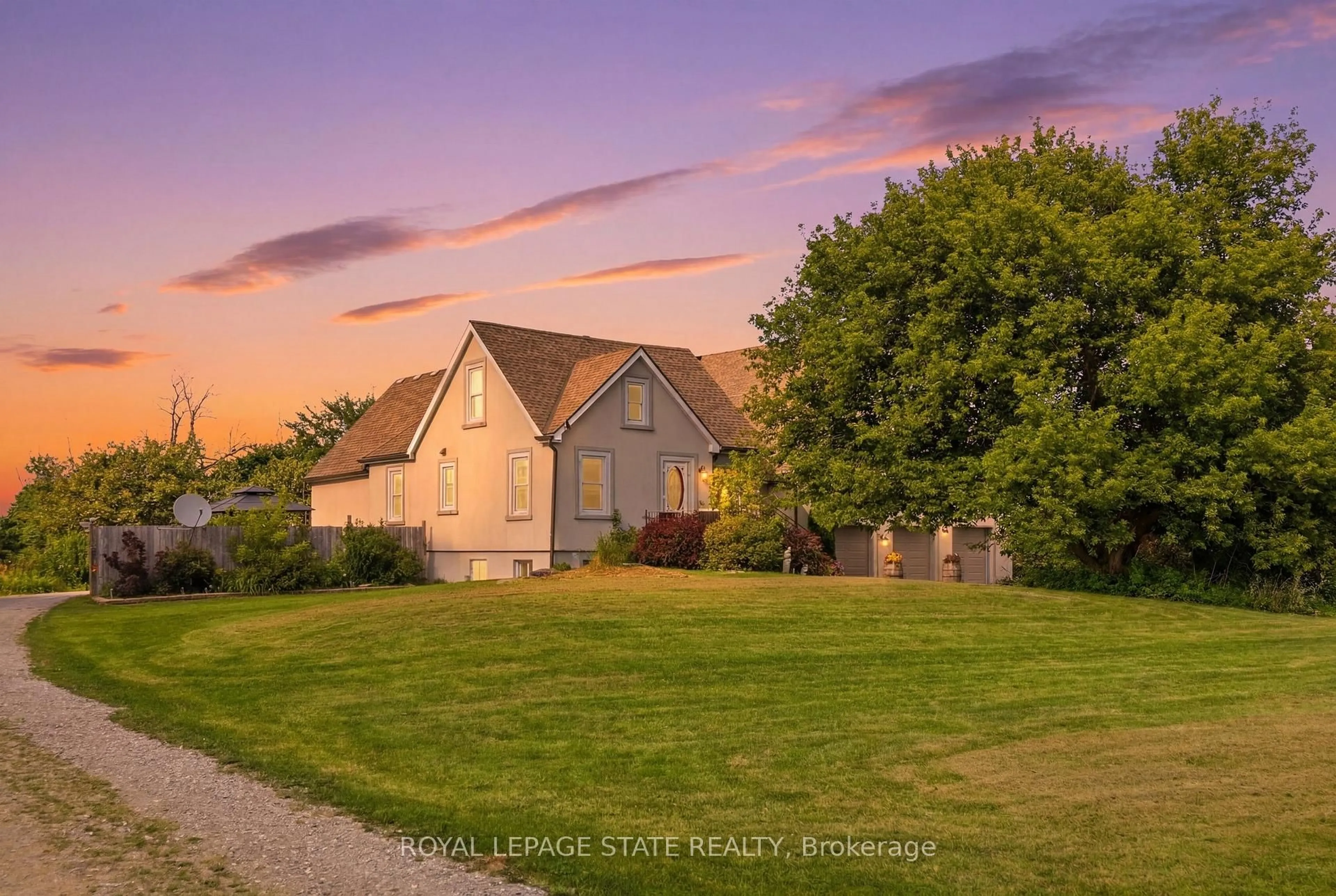 A pic from outside/outdoor area/front of a property/back of a property/a pic from drone, street for 97 Smith Rd, Hamilton Ontario L8J 2Z2