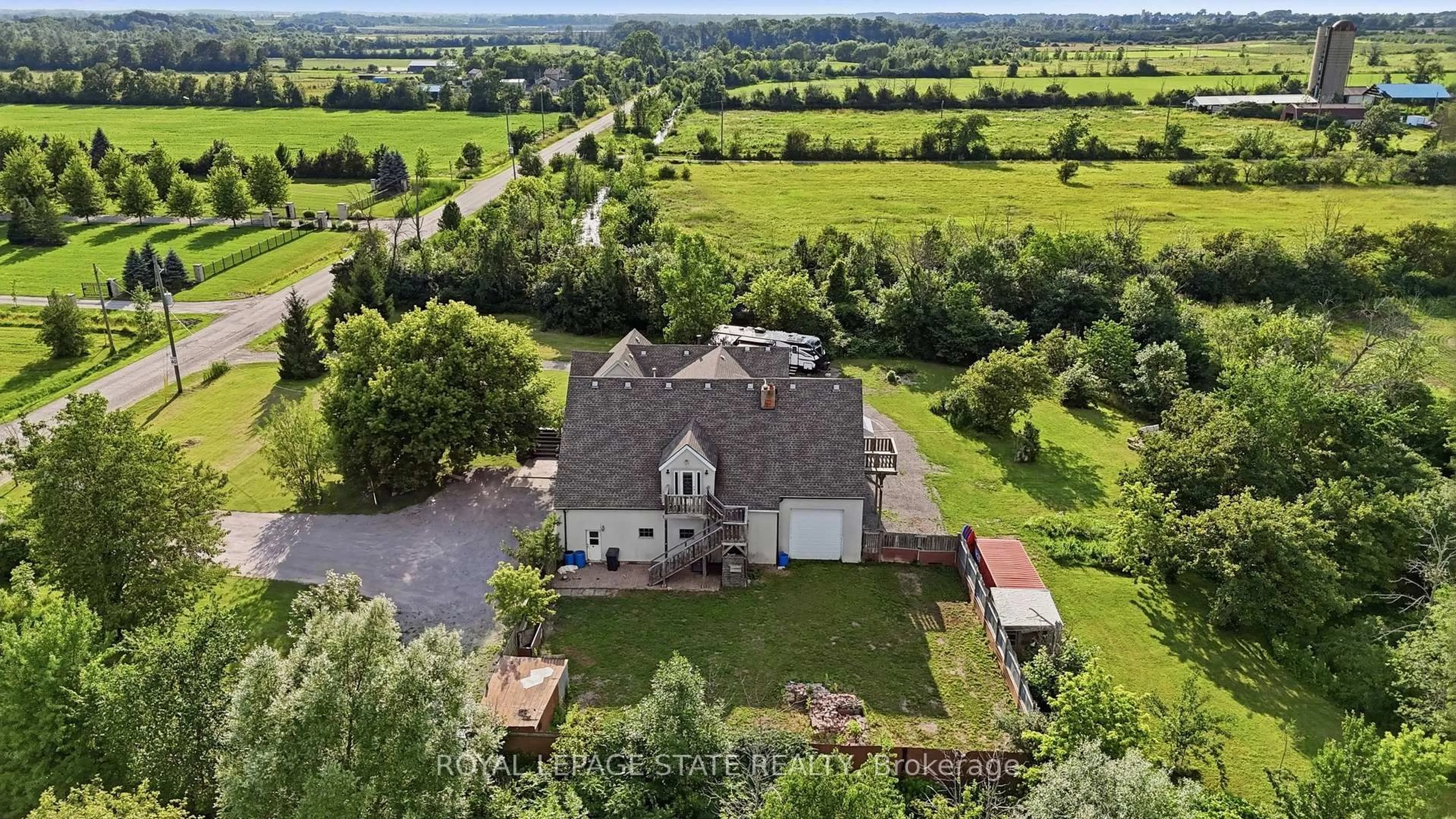A pic from outside/outdoor area/front of a property/back of a property/a pic from drone, unknown for 97 Smith Rd, Hamilton Ontario L8J 2Z2