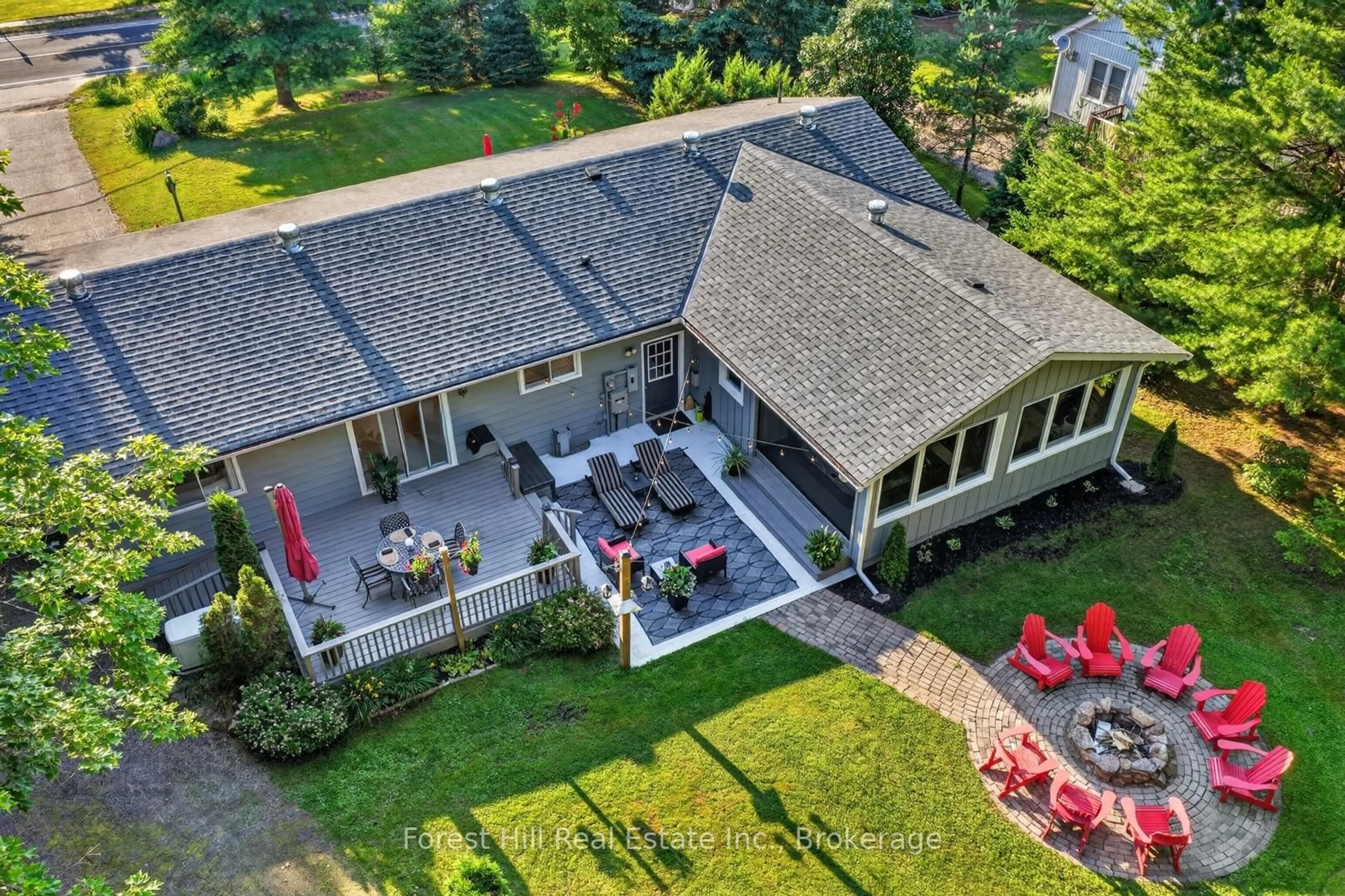 A pic from outside/outdoor area/front of a property/back of a property/a pic from drone, unknown for 1115 Main St, Algonquin Highlands Ontario P0A 1E0