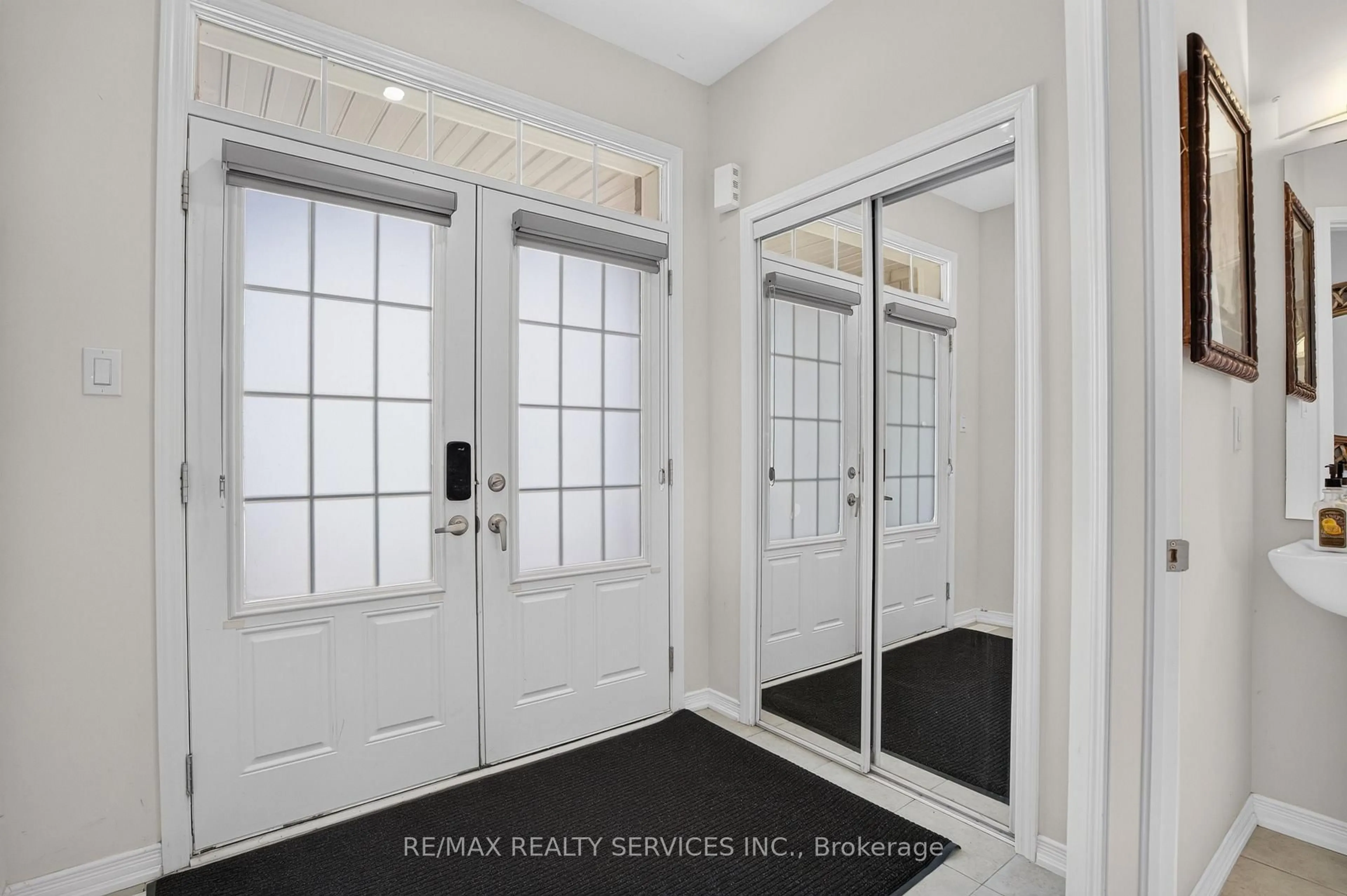 Indoor entryway for 8 Munro Circ, Brantford Ontario N3T 0R2