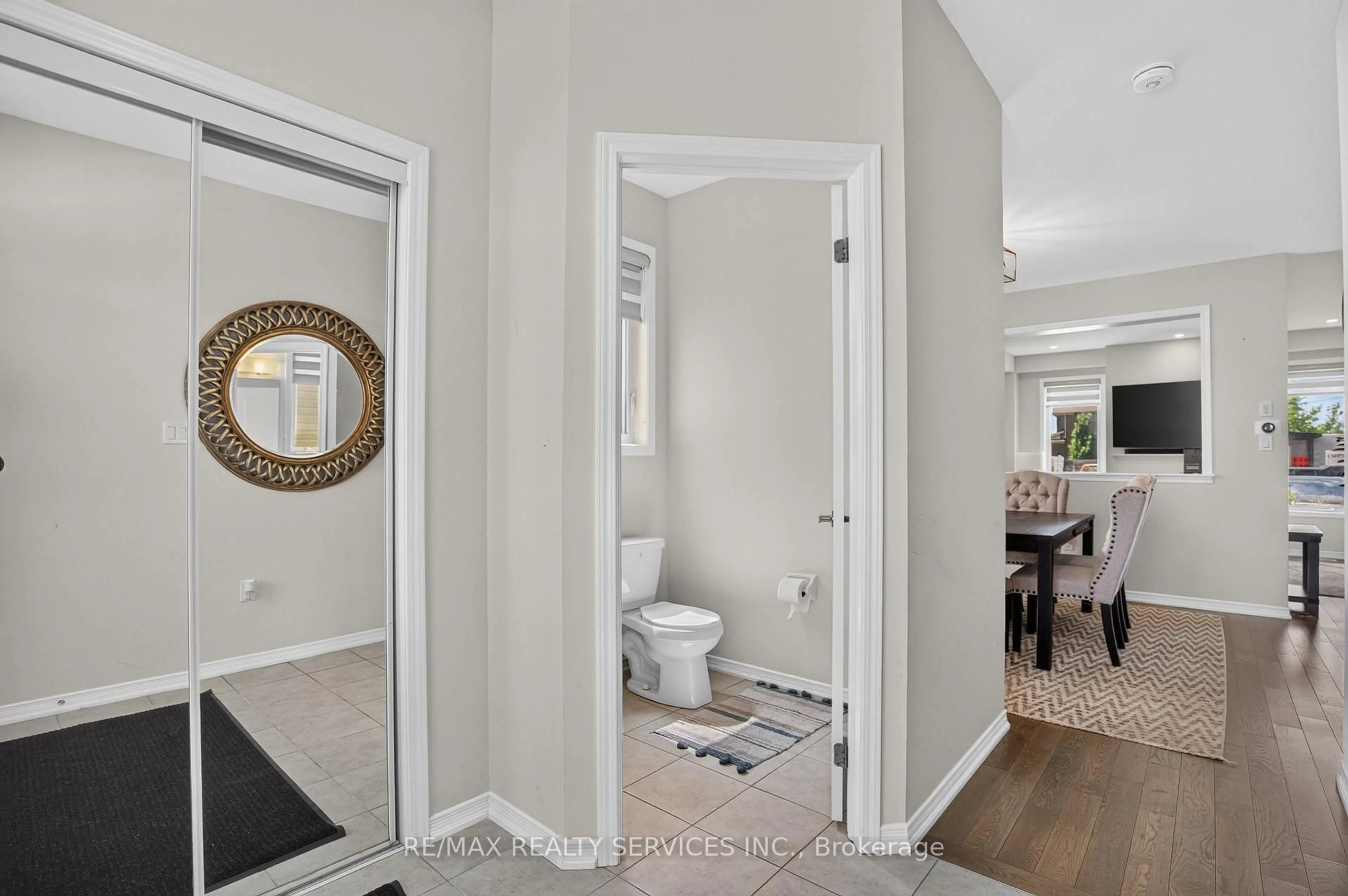 Indoor entryway for 8 Munro Circ, Brantford Ontario N3T 0R2
