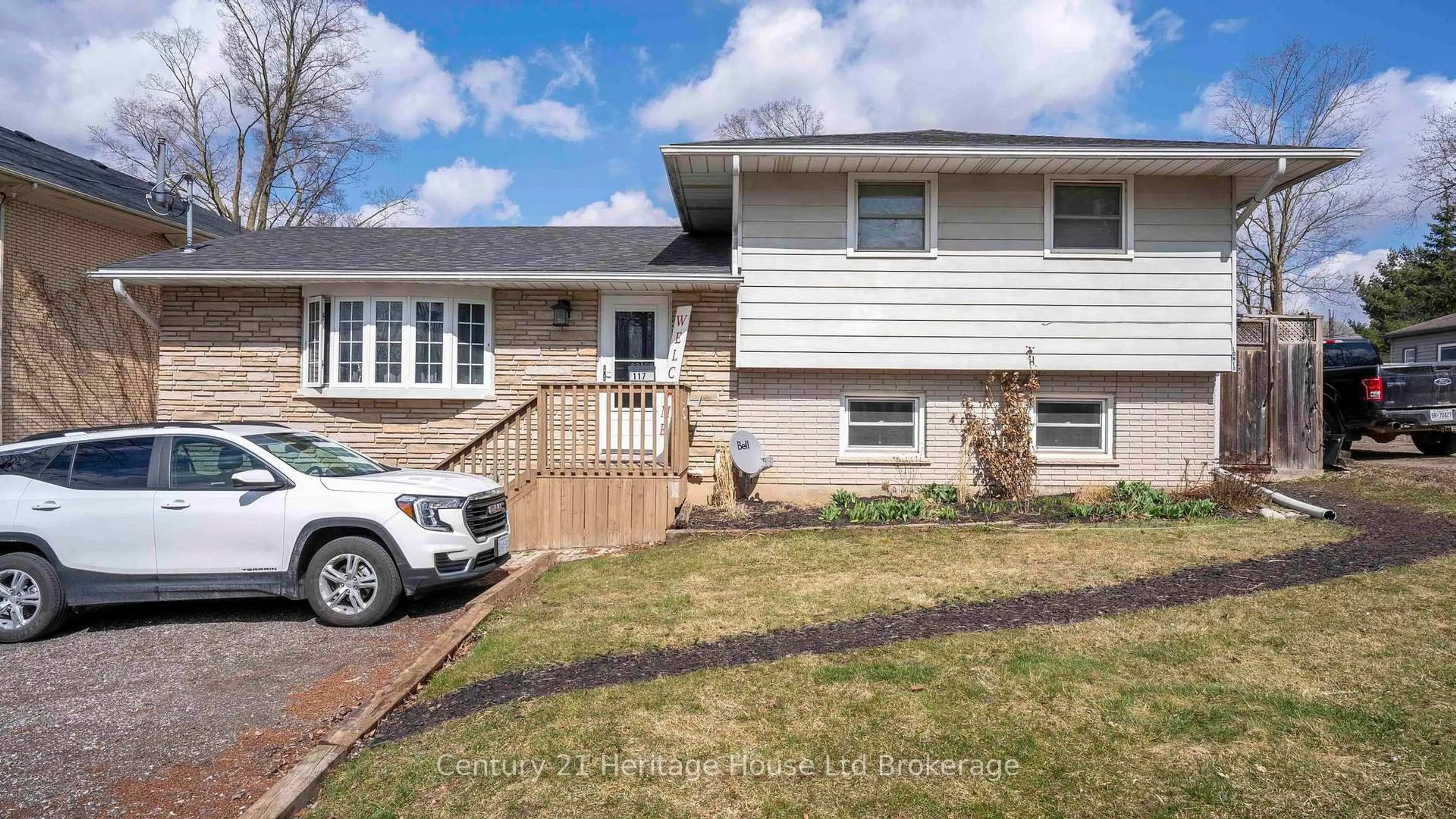 Home with vinyl exterior material, street for 117 Wonham St, Ingersoll Ontario N5C 2Y9
