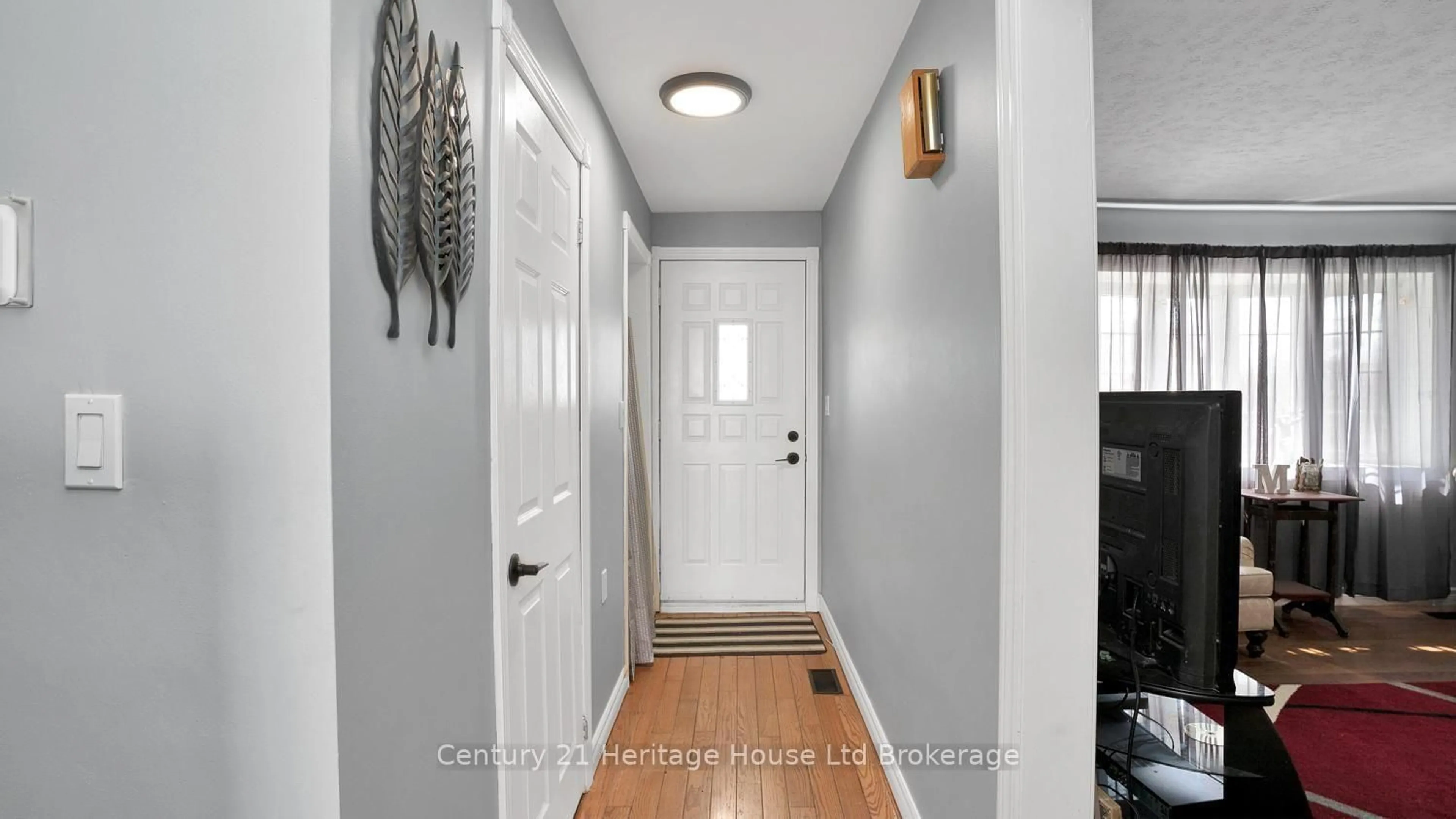 Indoor entryway for 117 Wonham St, Ingersoll Ontario N5C 2Y9