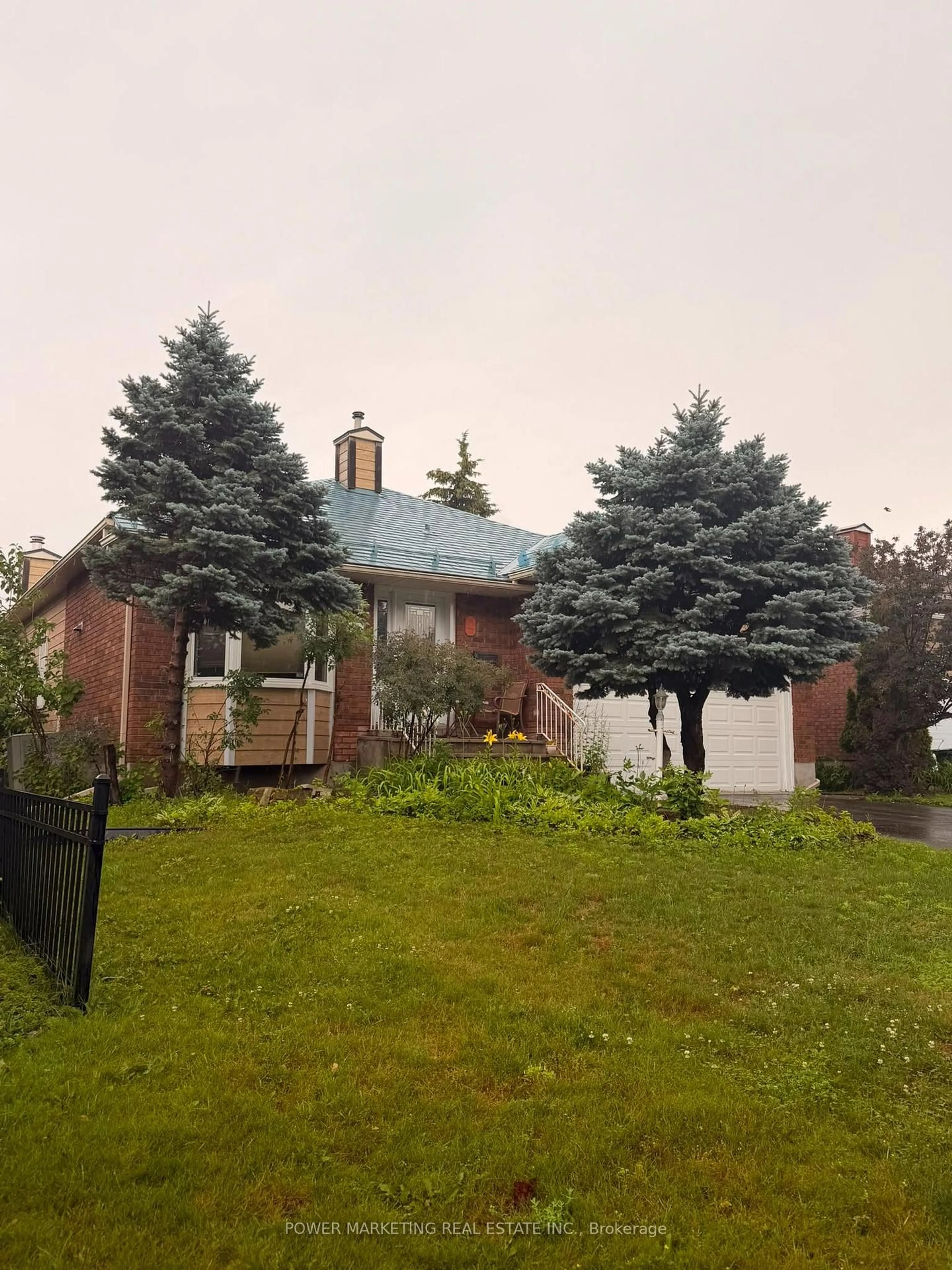 A pic from outside/outdoor area/front of a property/back of a property/a pic from drone, street for 52 JARLAN Terr, Kanata Ontario K2L 3L3
