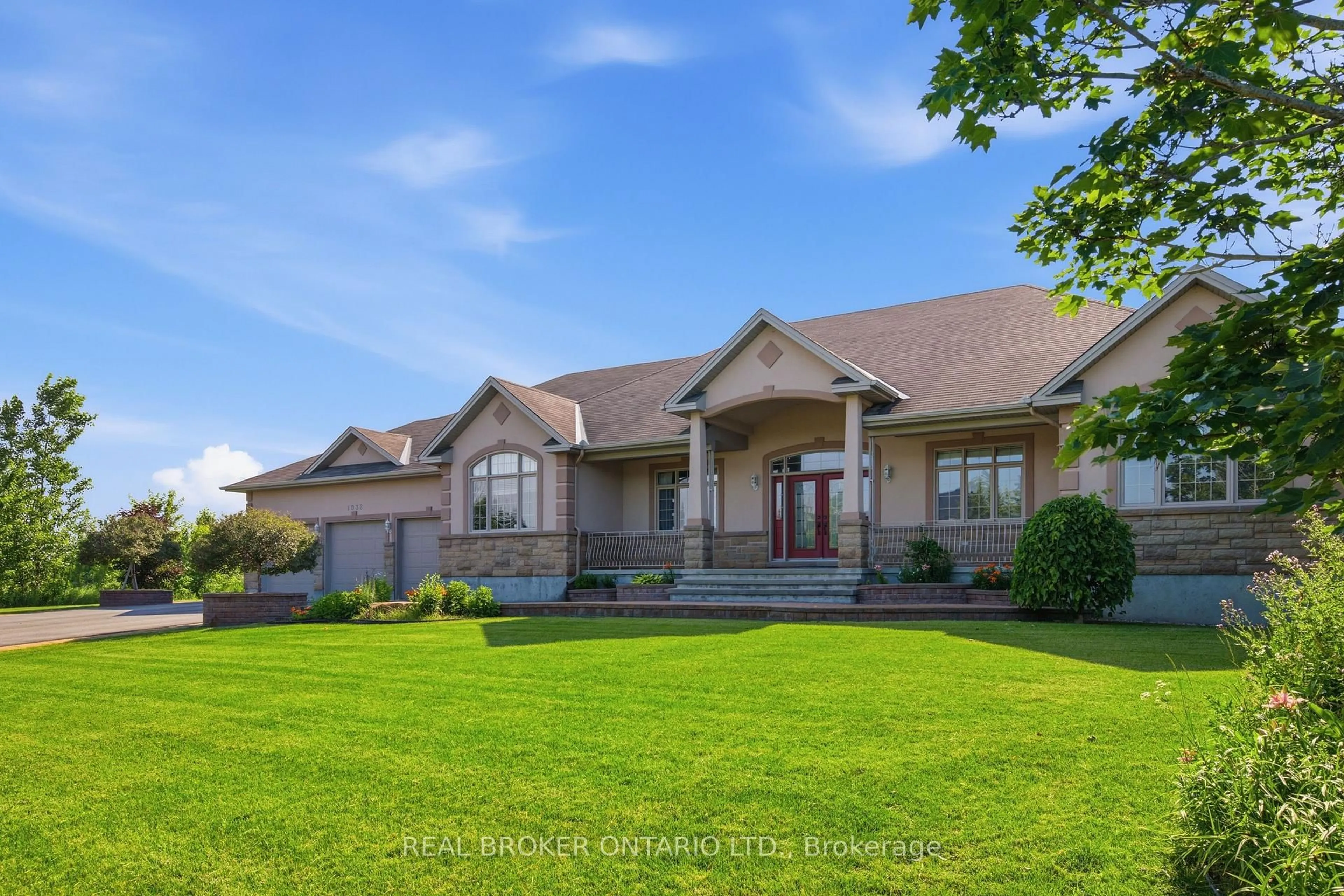 A pic from outside/outdoor area/front of a property/back of a property/a pic from drone, unknown for 1032 Black Canary Dr, Ottawa Ontario K4M 0A1