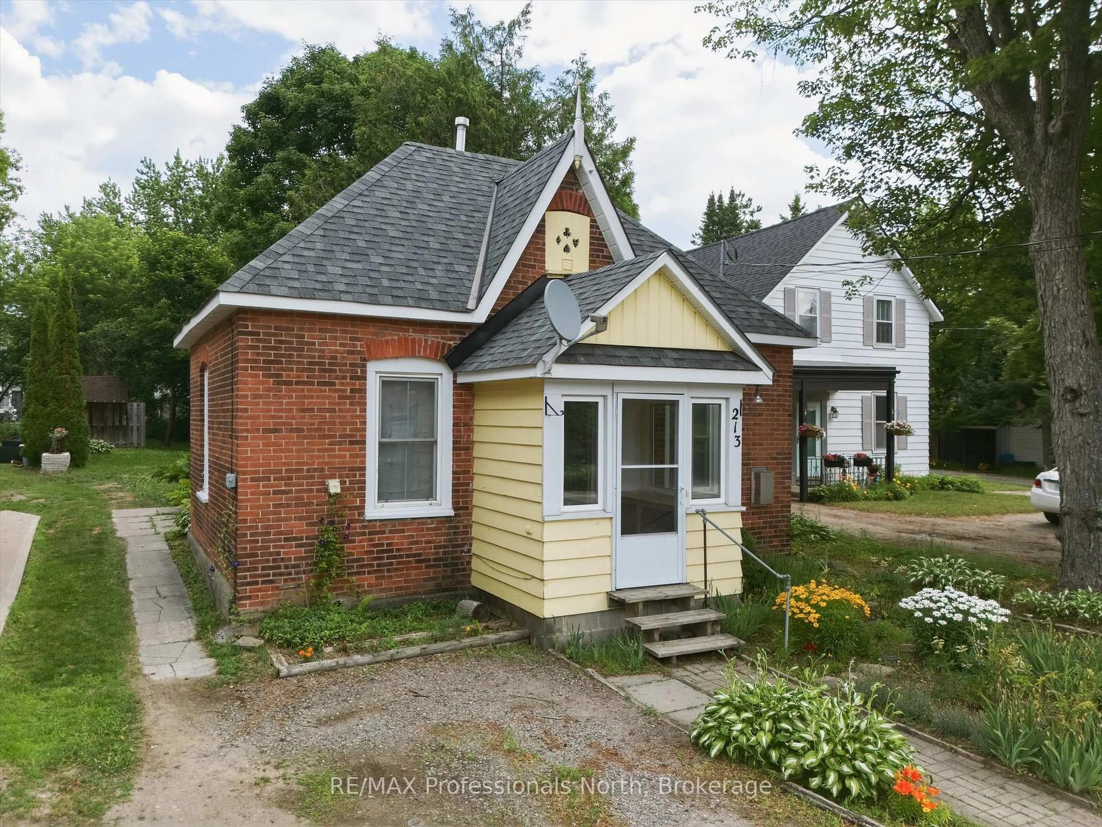 Home with brick exterior material, street for 213 James St, Bracebridge Ontario P1L 2B8