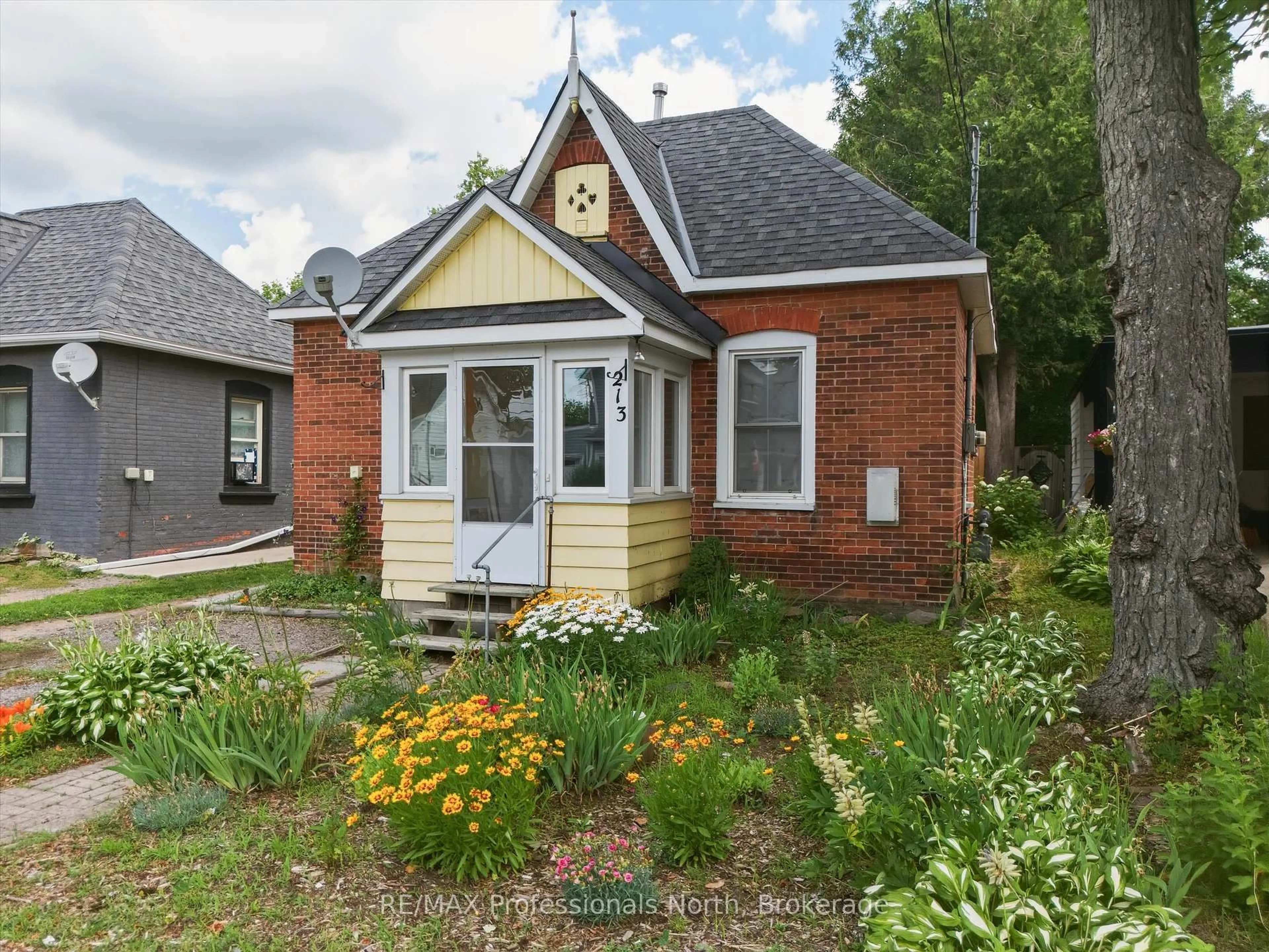 Home with brick exterior material, street for 213 James St, Bracebridge Ontario P1L 2B8