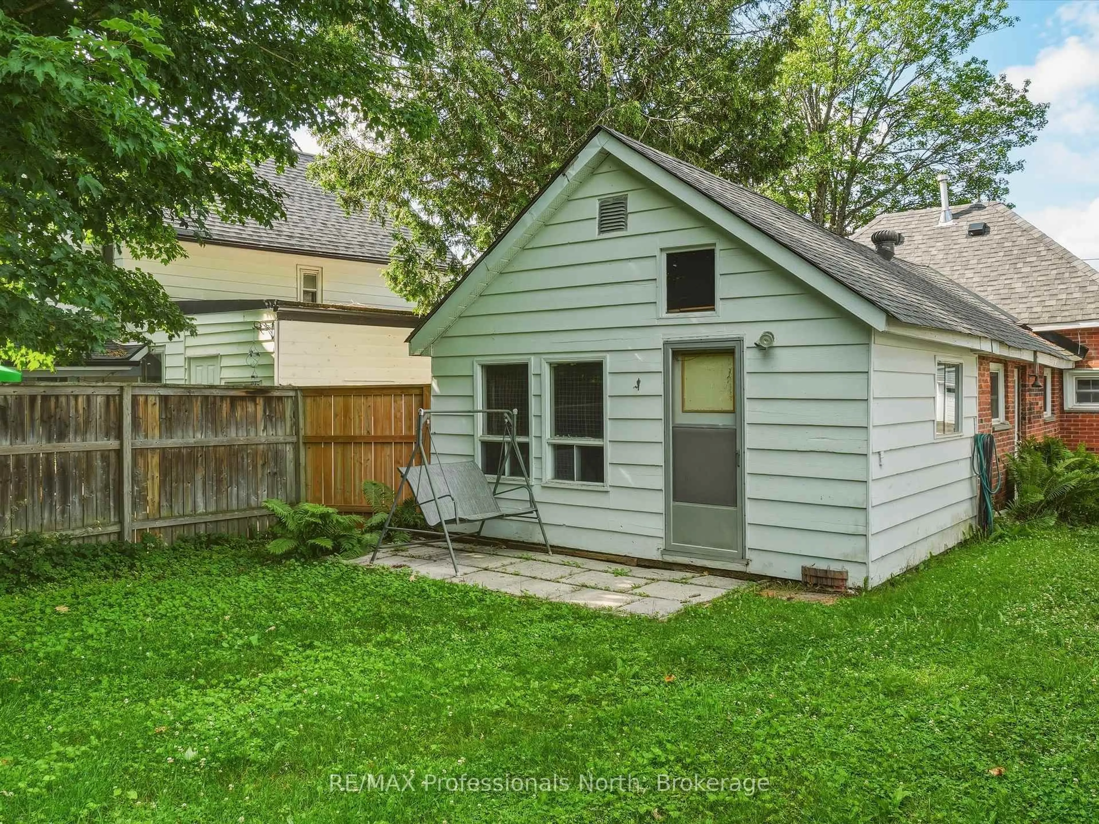 Shed for 213 James St, Bracebridge Ontario P1L 2B8