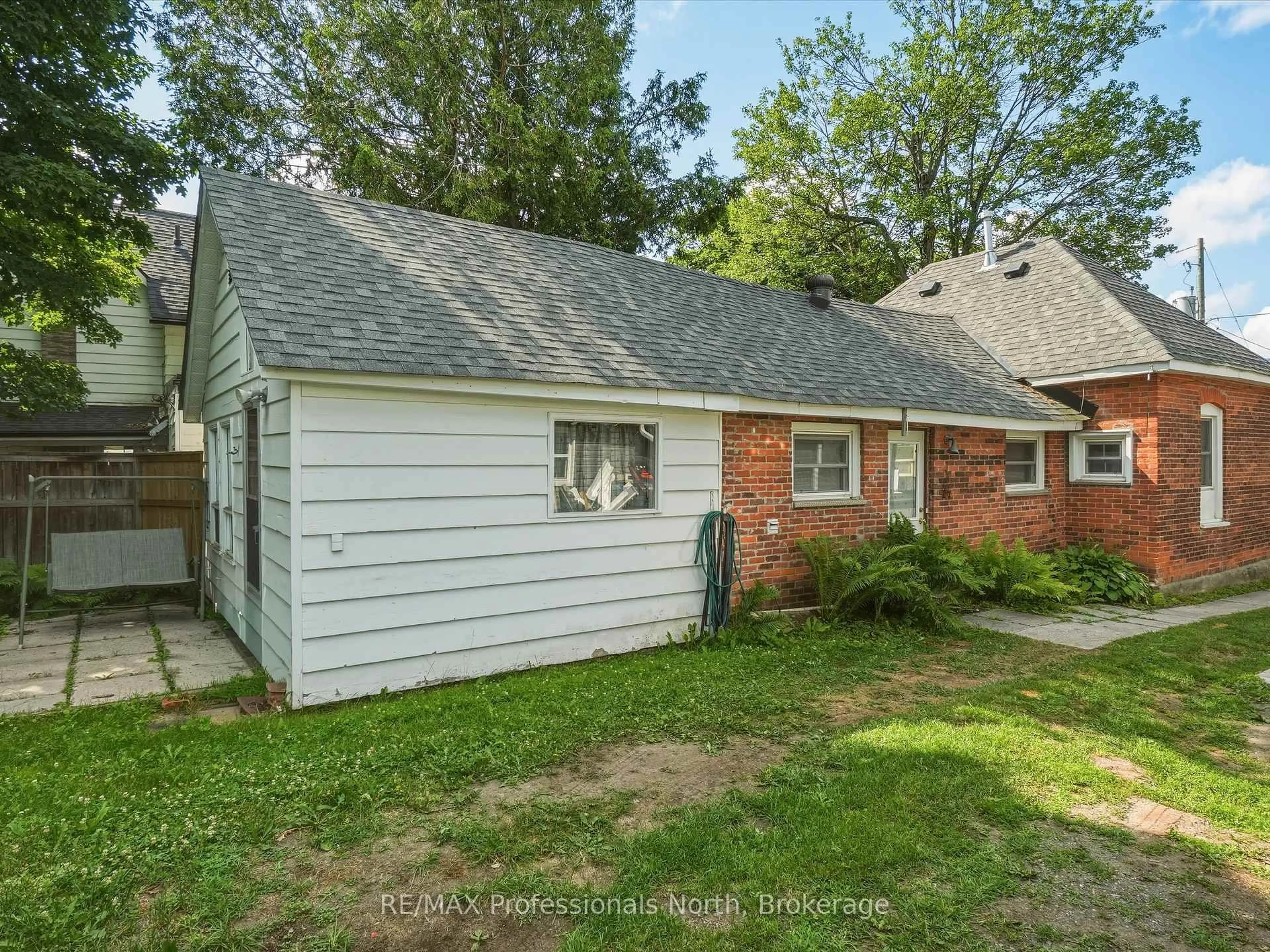 Unknown for 213 James St, Bracebridge Ontario P1L 2B8
