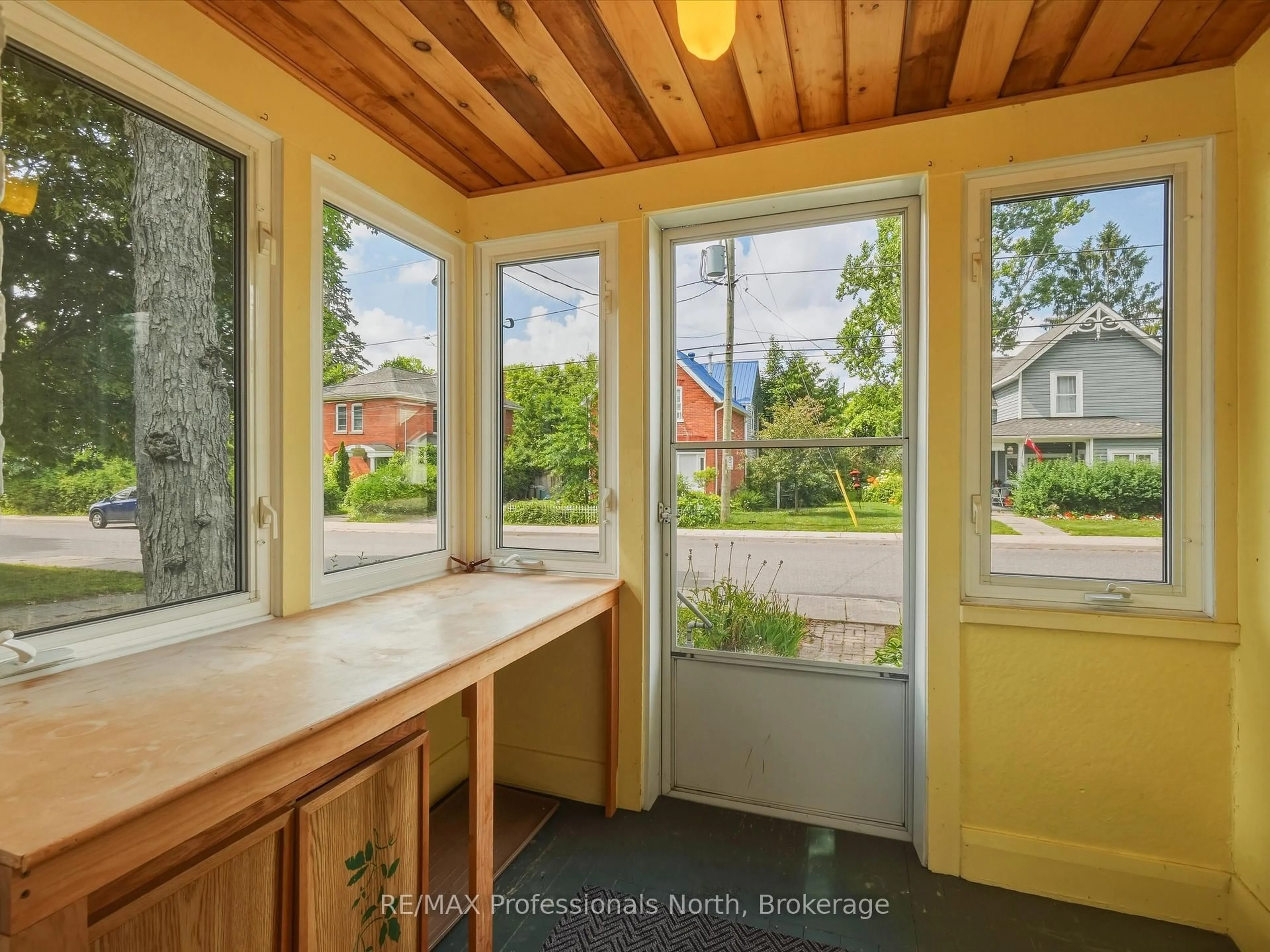 Indoor entryway for 213 James St, Bracebridge Ontario P1L 2B8