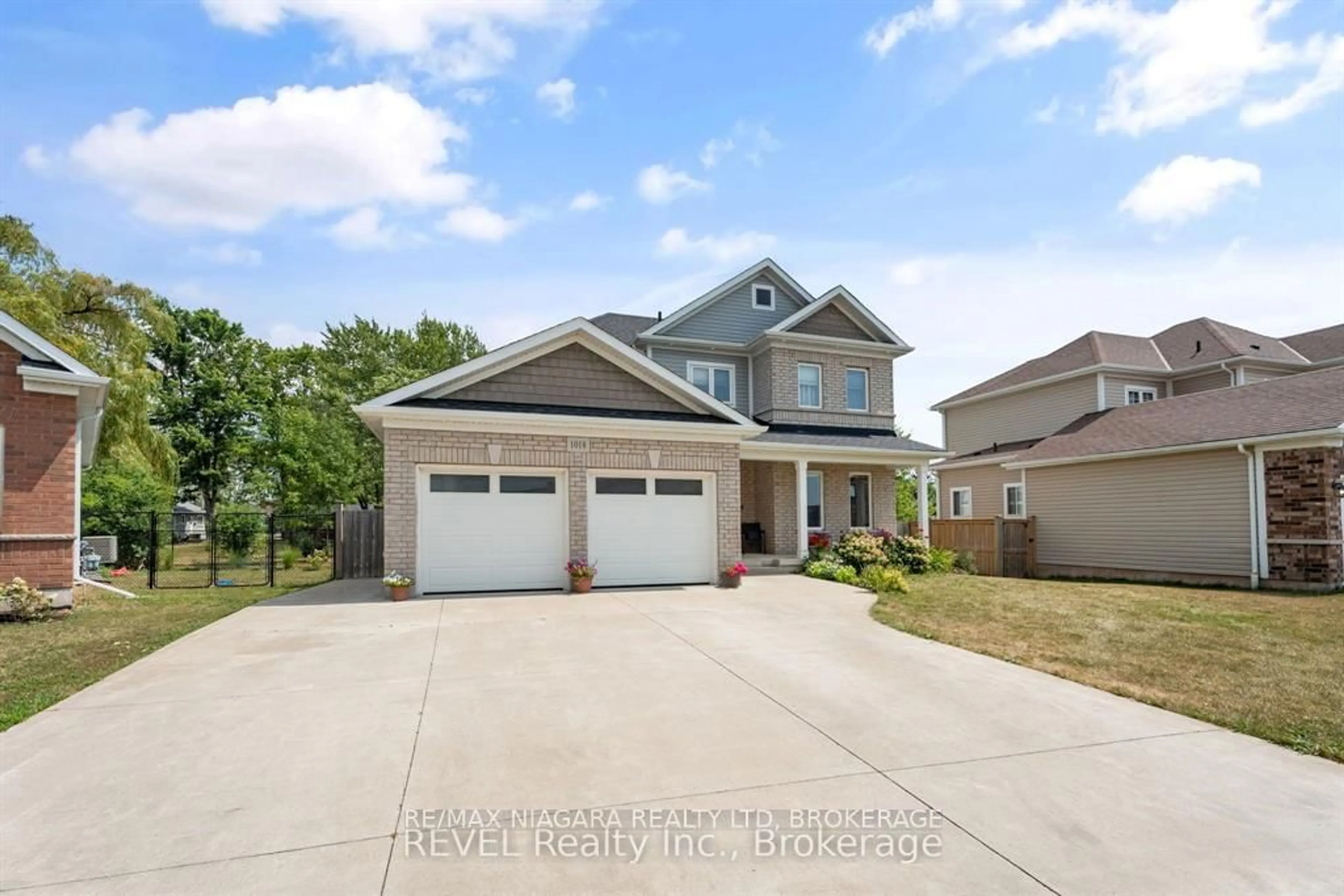 Home with vinyl exterior material, street for 1018 Kerby St, Fort Erie Ontario L2A 0B9