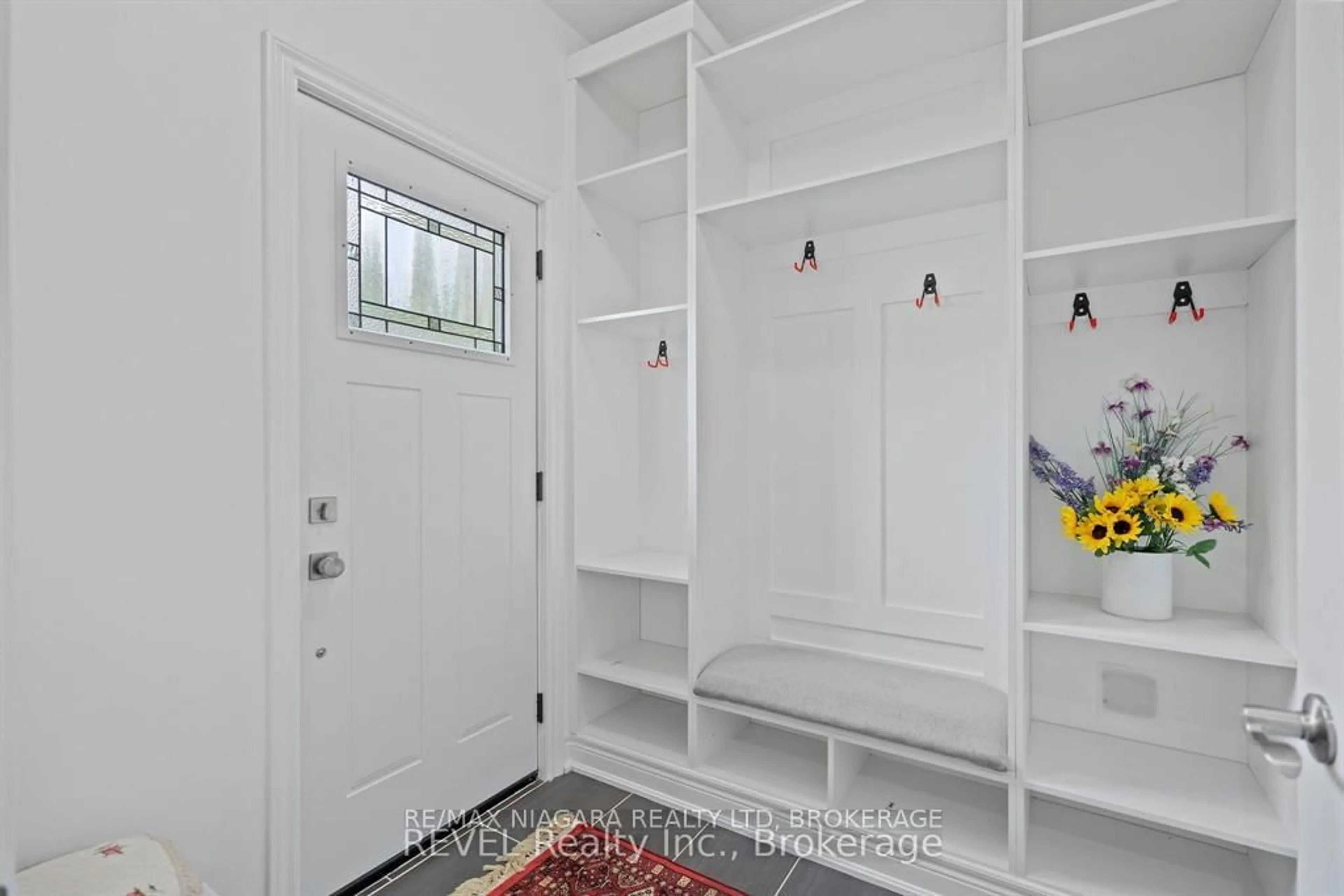 Indoor entryway for 1018 Kerby St, Fort Erie Ontario L2A 0B9