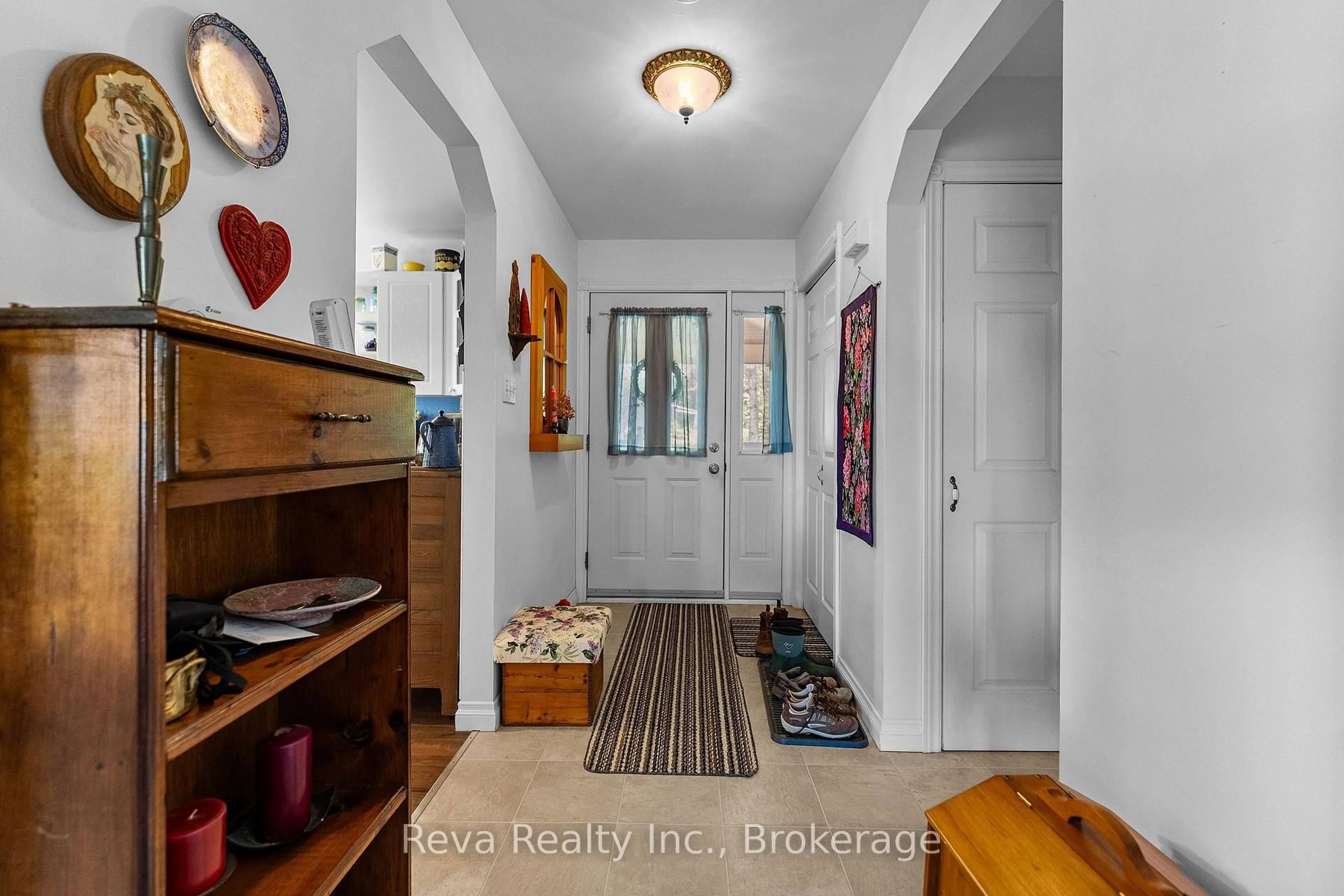 Indoor entryway for 152 Hass Rd, Maynooth Ontario K0L 2S0