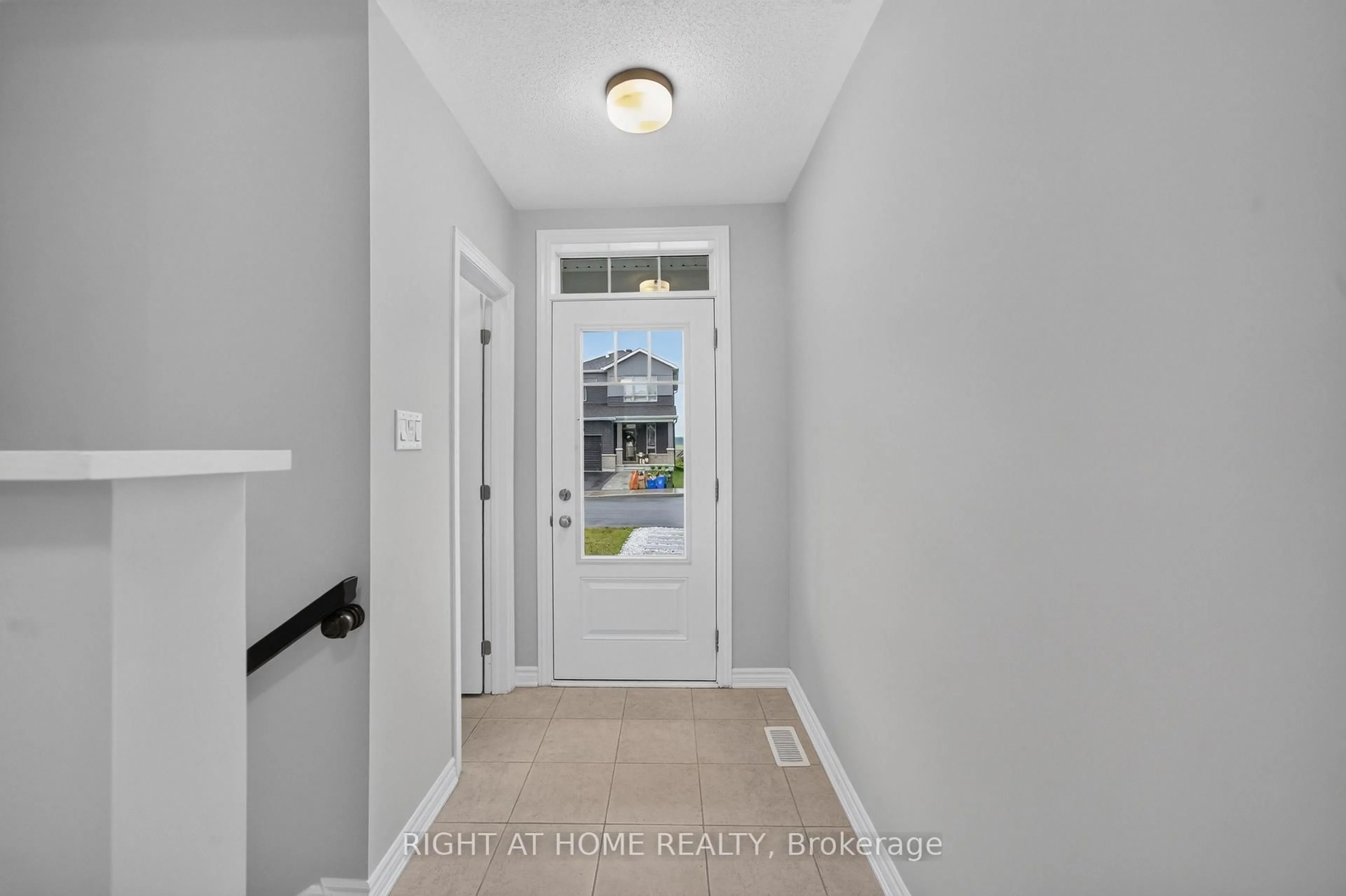 Indoor entryway for 263 Sweetvalley Dr, Ottawa Ontario K4A 5J5