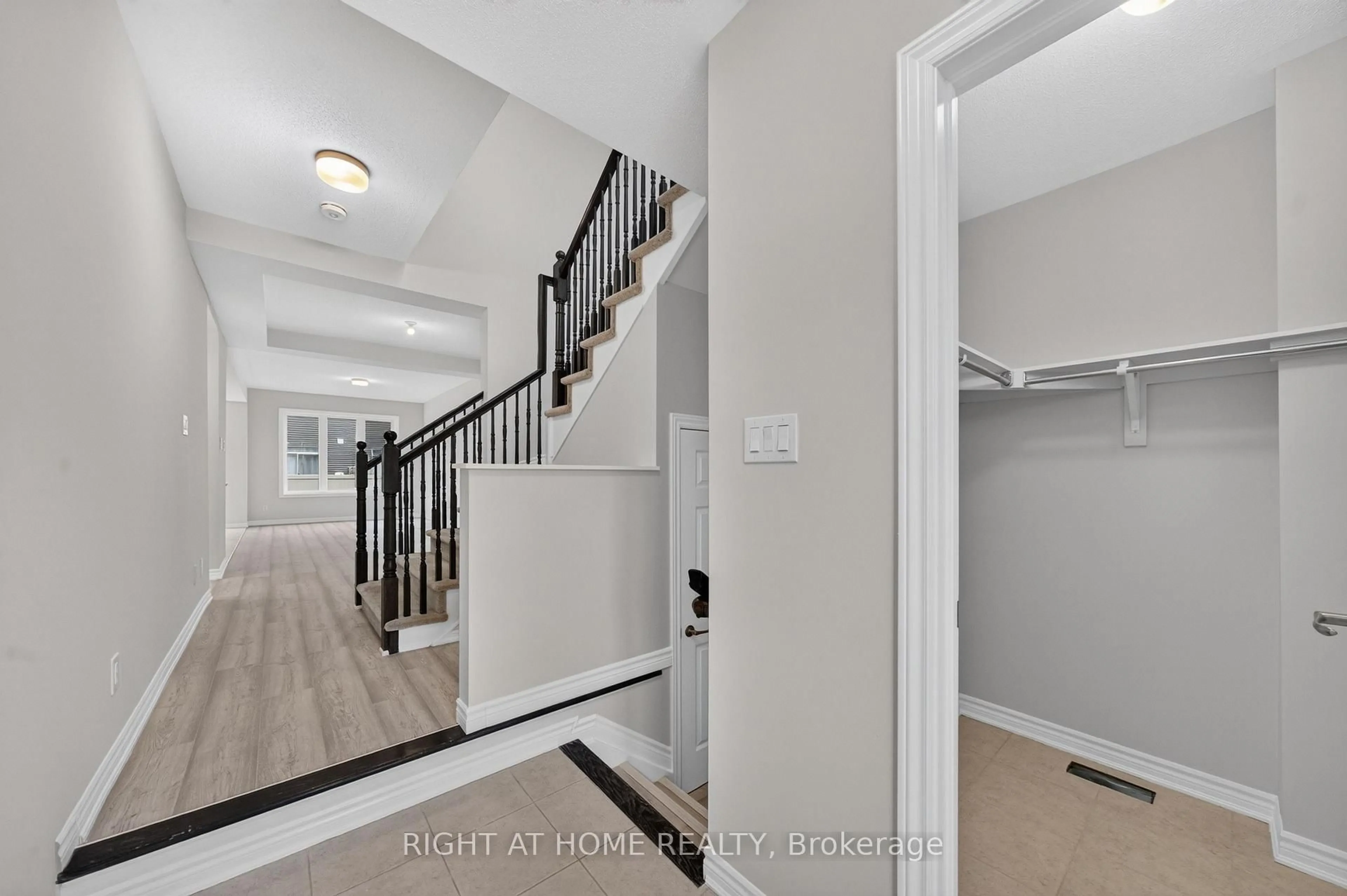 Indoor entryway for 263 Sweetvalley Dr, Ottawa Ontario K4A 5J5