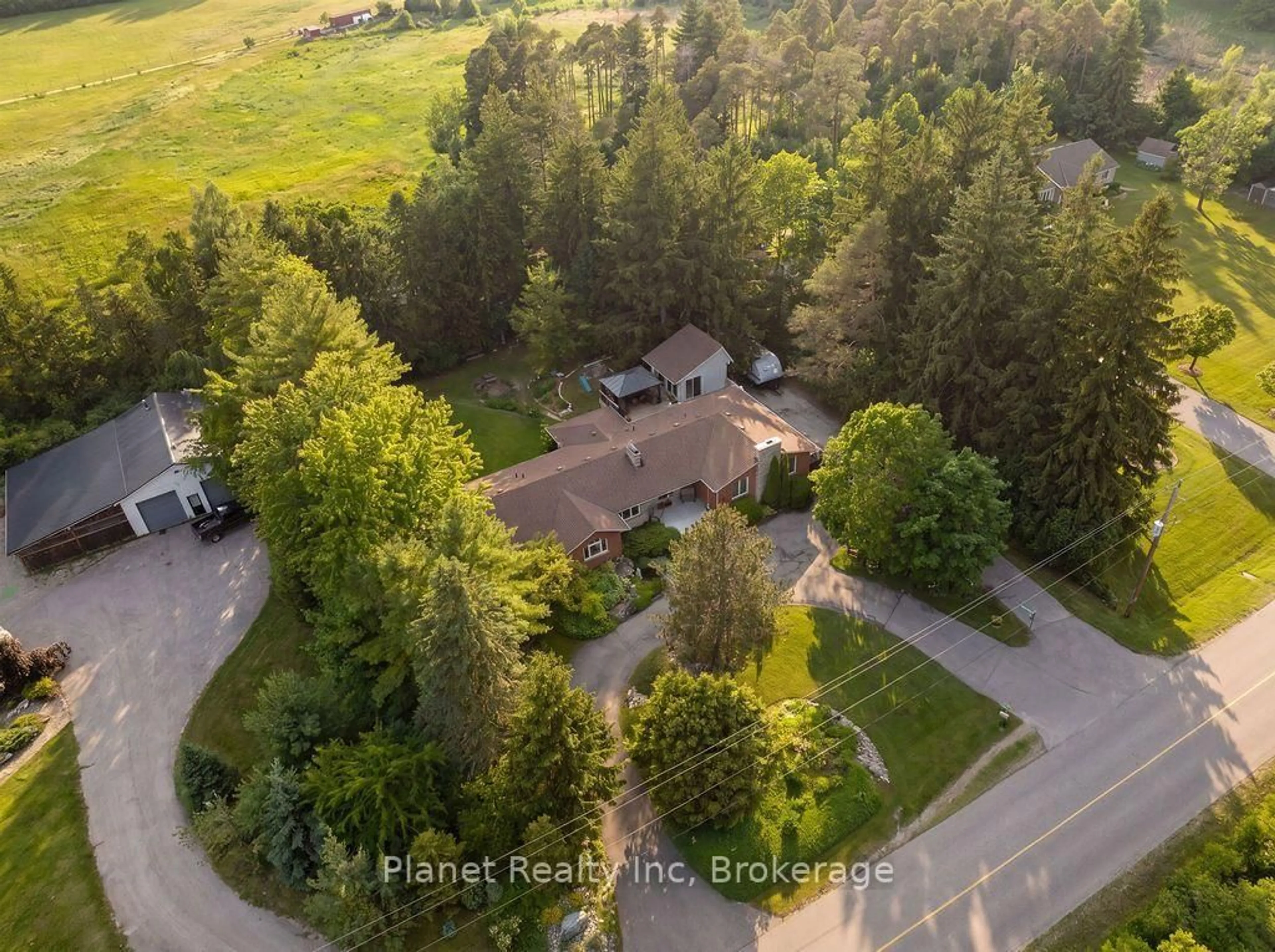A pic from outside/outdoor area/front of a property/back of a property/a pic from drone, street for 4426 Side Road 10, Puslinch Ontario N3C 2V4