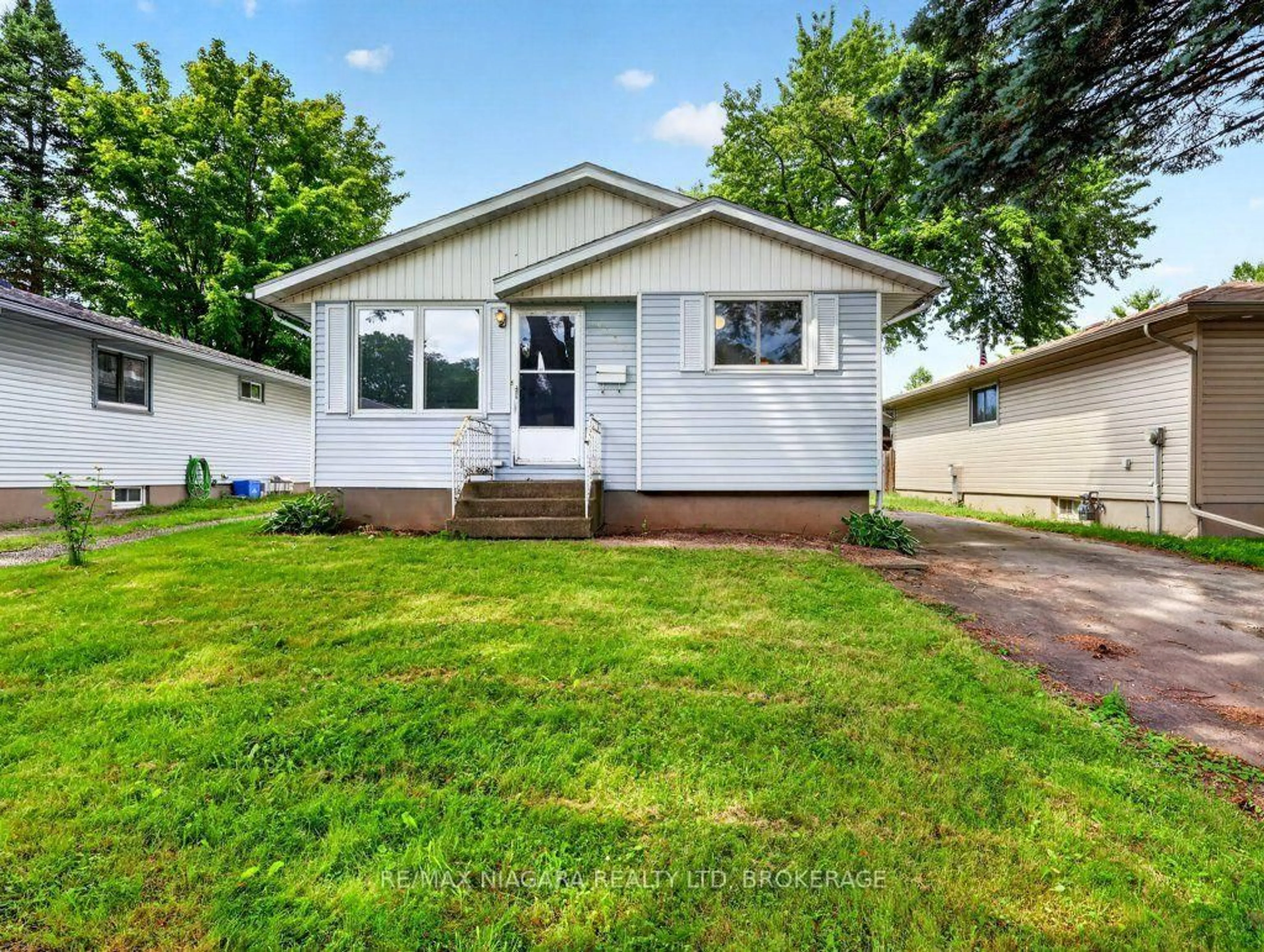 Home with vinyl exterior material, street for 6127 Strohan St, Niagara Falls Ontario L2J 3J3