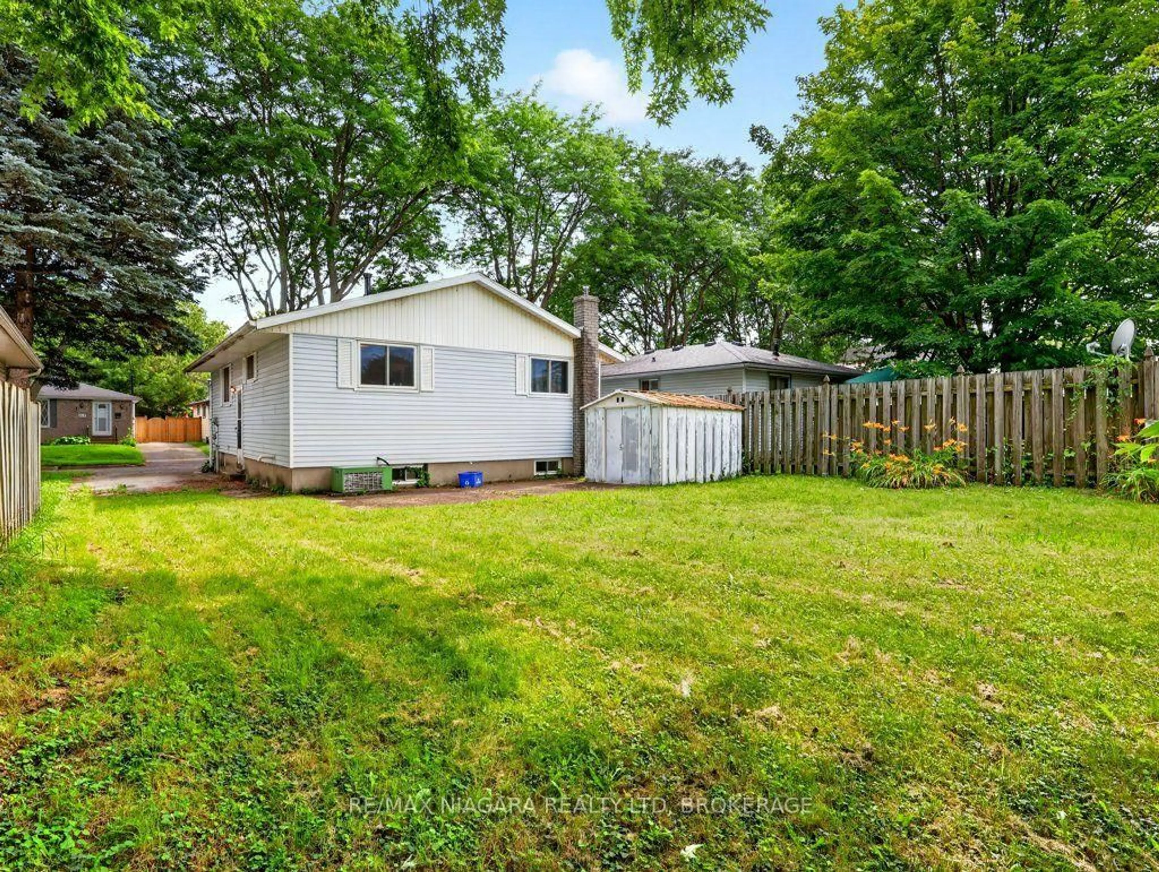 Shed for 6127 Strohan St, Niagara Falls Ontario L2J 3J3