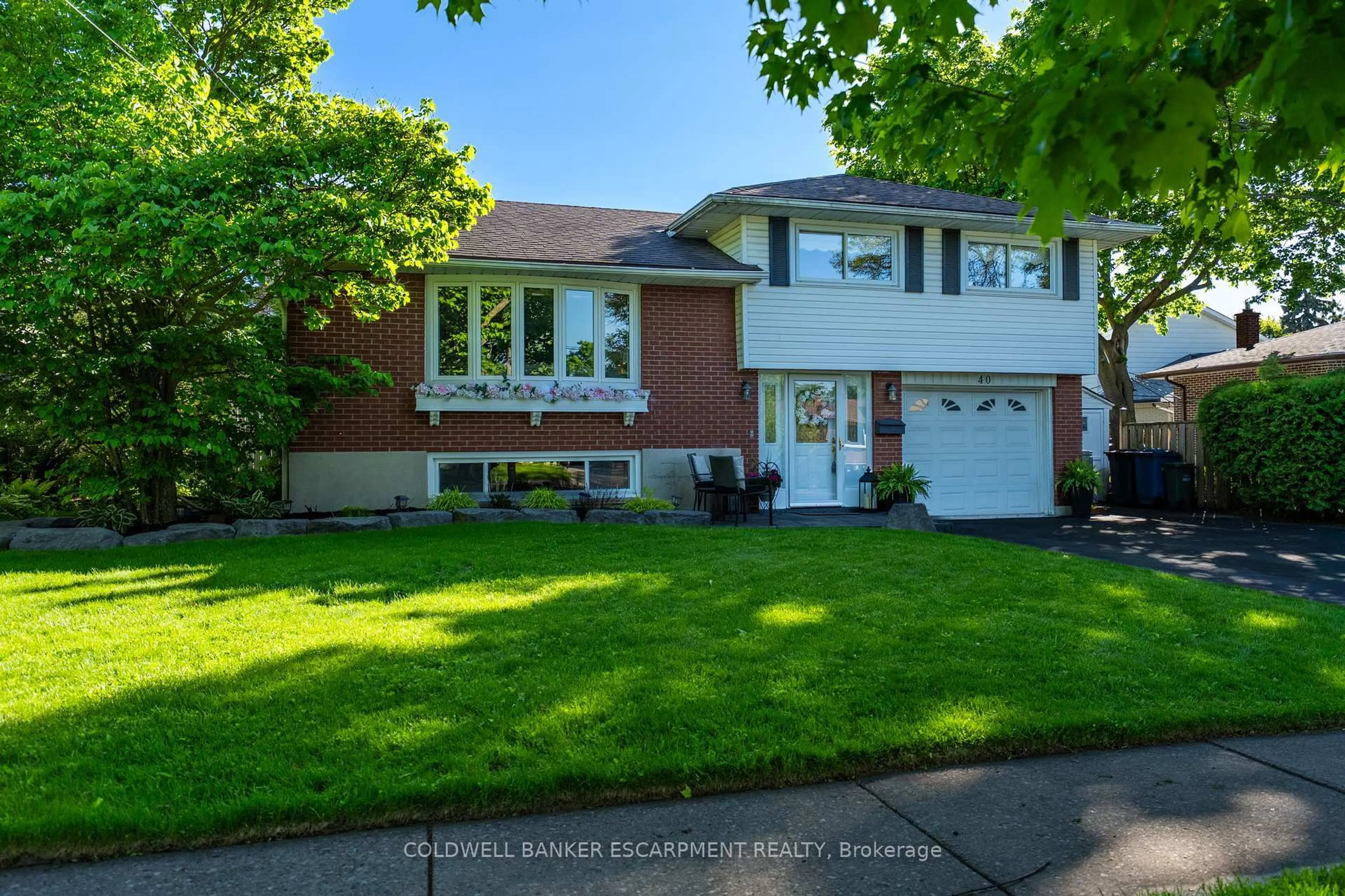 Home with vinyl exterior material, street for 40 Strathmere Pl, Guelph Ontario N1H 5L8