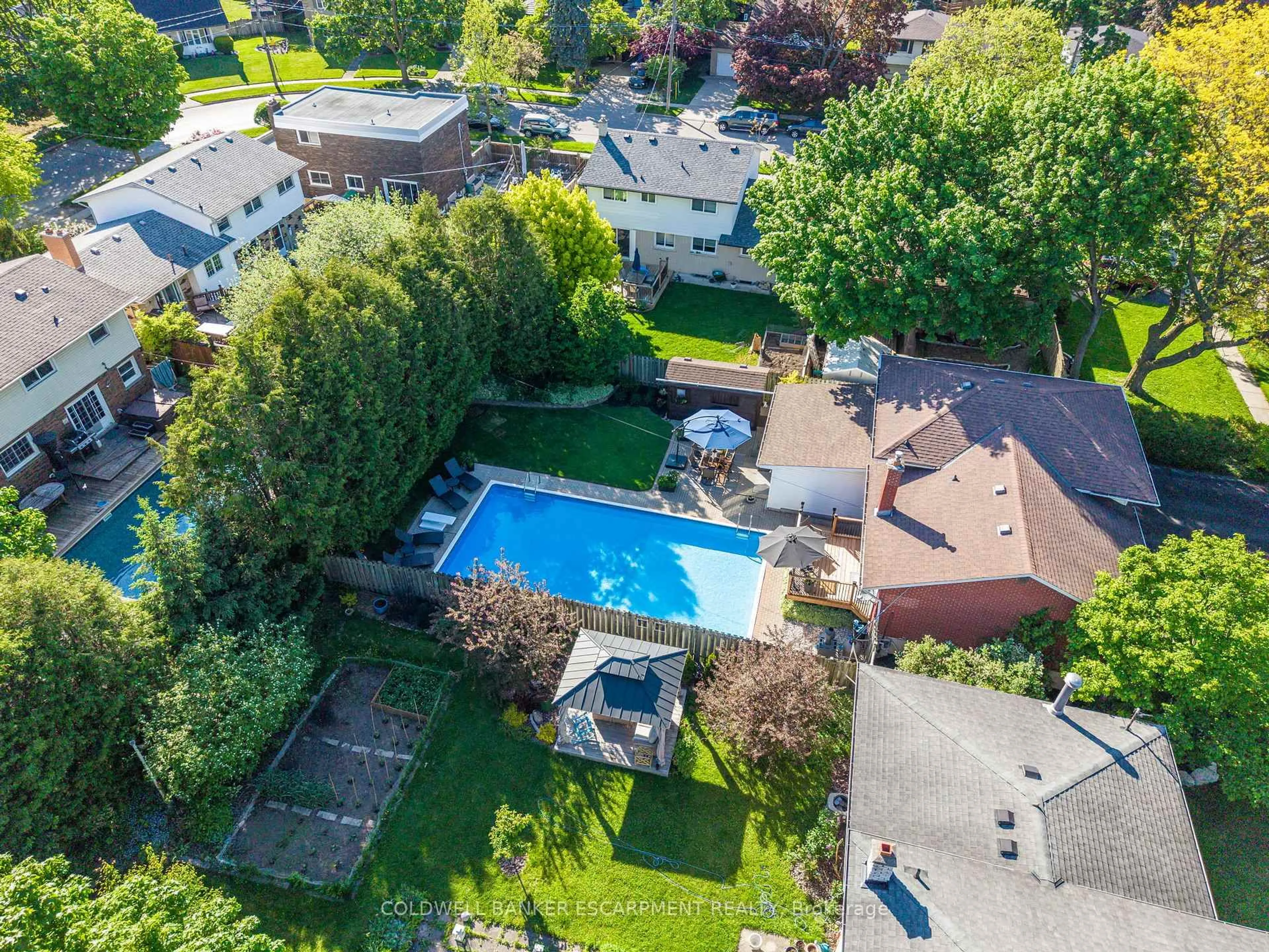 A pic from outside/outdoor area/front of a property/back of a property/a pic from drone, street for 40 Strathmere Pl, Guelph Ontario N1H 5L8