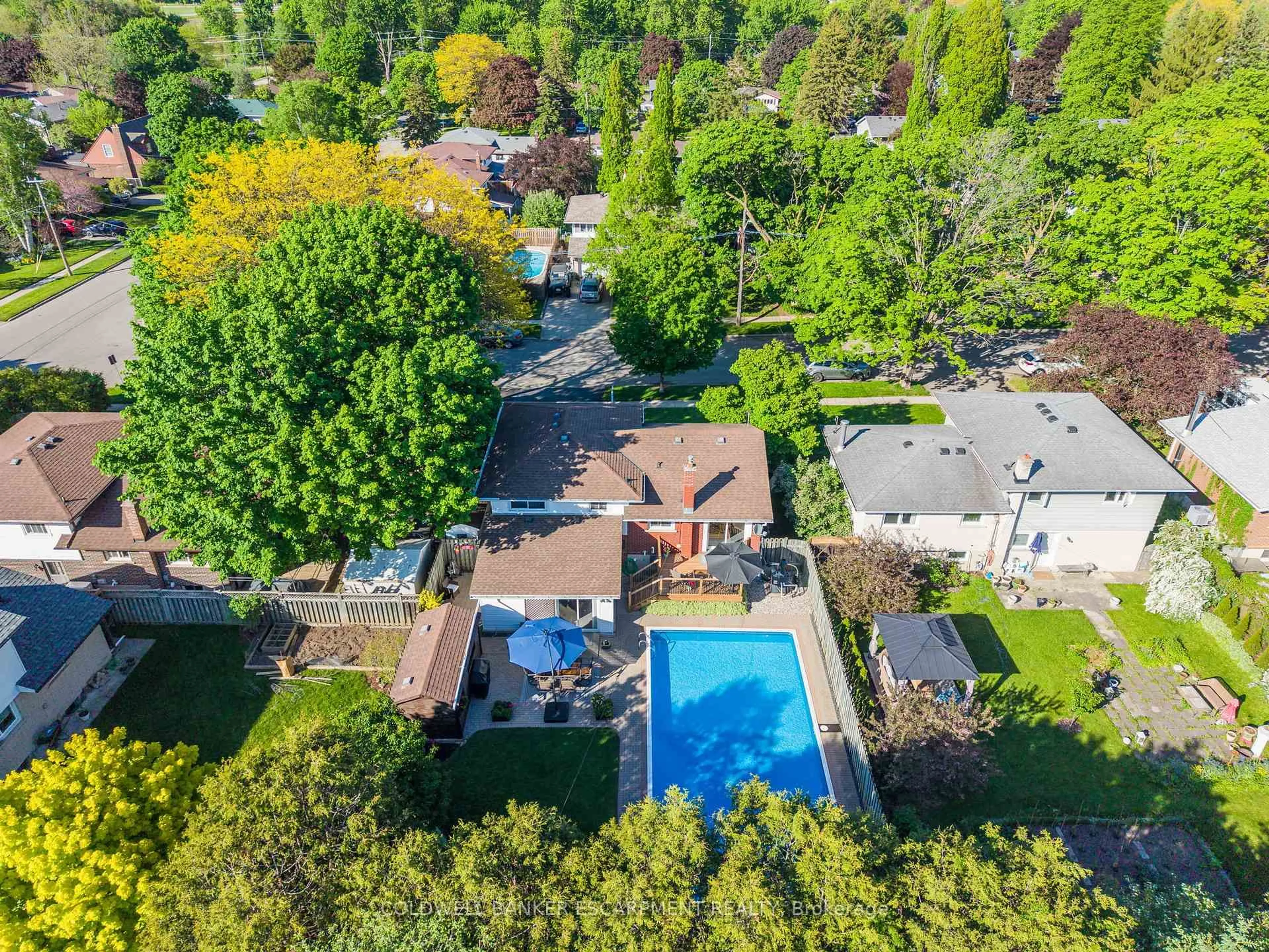 A pic from outside/outdoor area/front of a property/back of a property/a pic from drone, unknown for 40 Strathmere Pl, Guelph Ontario N1H 5L8