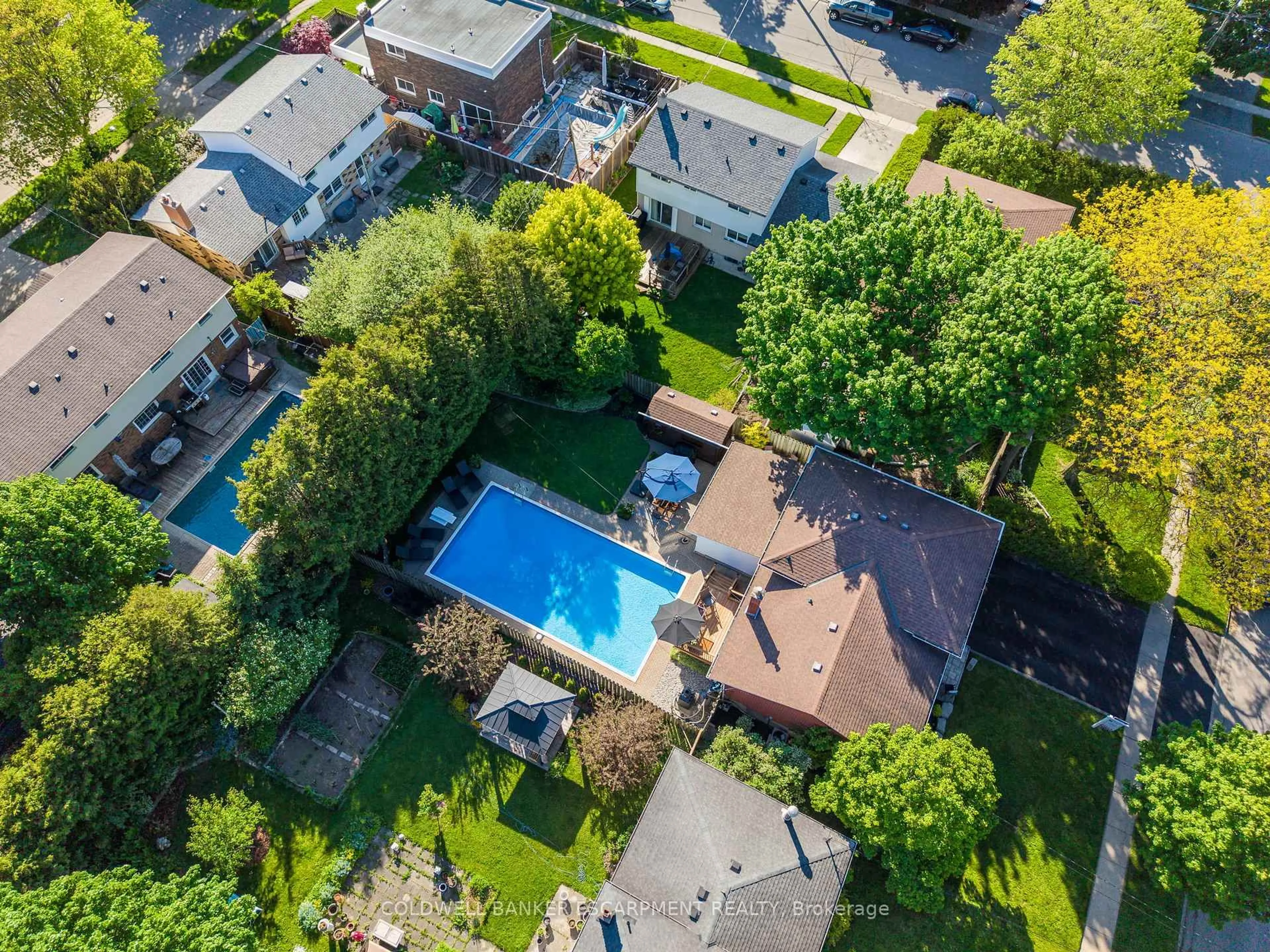 A pic from outside/outdoor area/front of a property/back of a property/a pic from drone, street for 40 Strathmere Pl, Guelph Ontario N1H 5L8