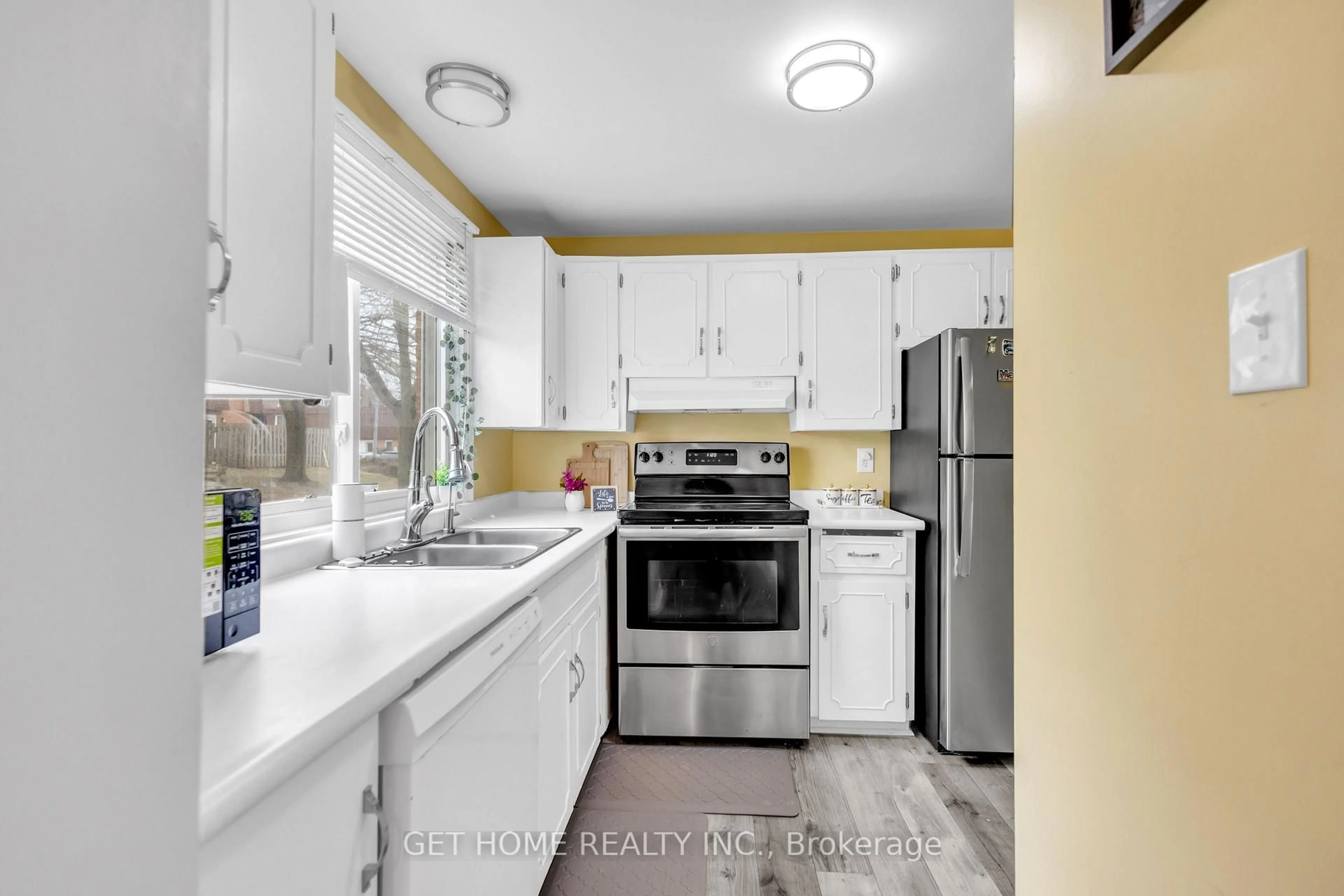 Standard kitchen, ceramic/tile floor for 120 Country Club Dr #73, Guelph Ontario N1E 3K7