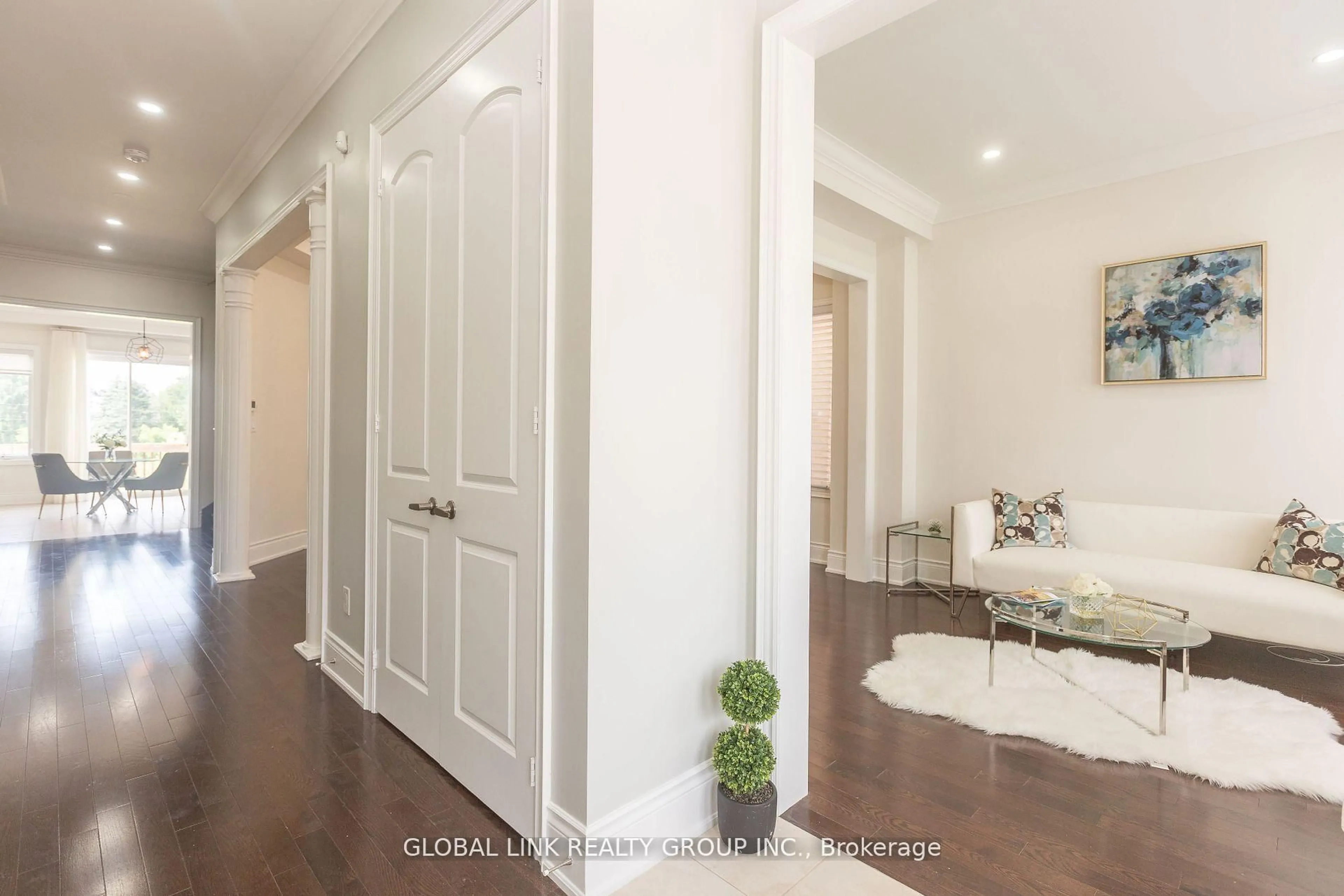 Indoor entryway for 44 Golden Hawk Dr, Hamilton Ontario L4B 1W8
