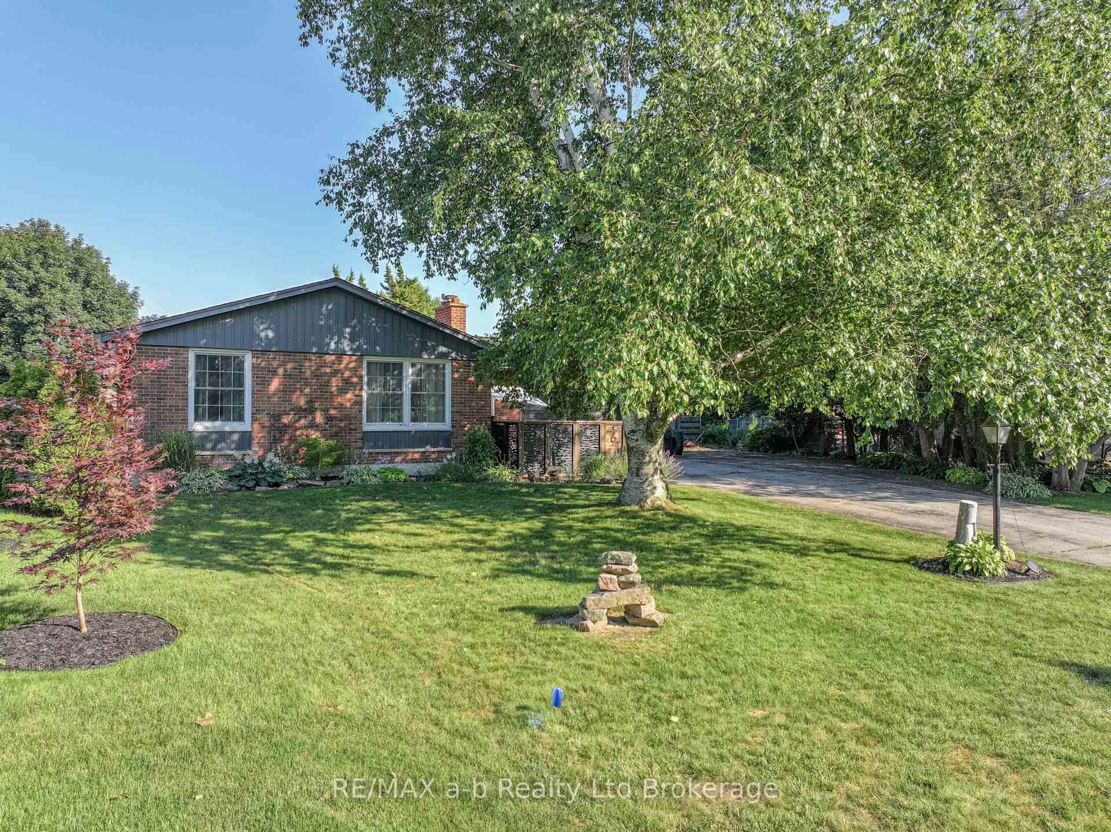 A pic from outside/outdoor area/front of a property/back of a property/a pic from drone, street for 6 Camdon Crt, Tillsonburg Ontario N4G 4B3