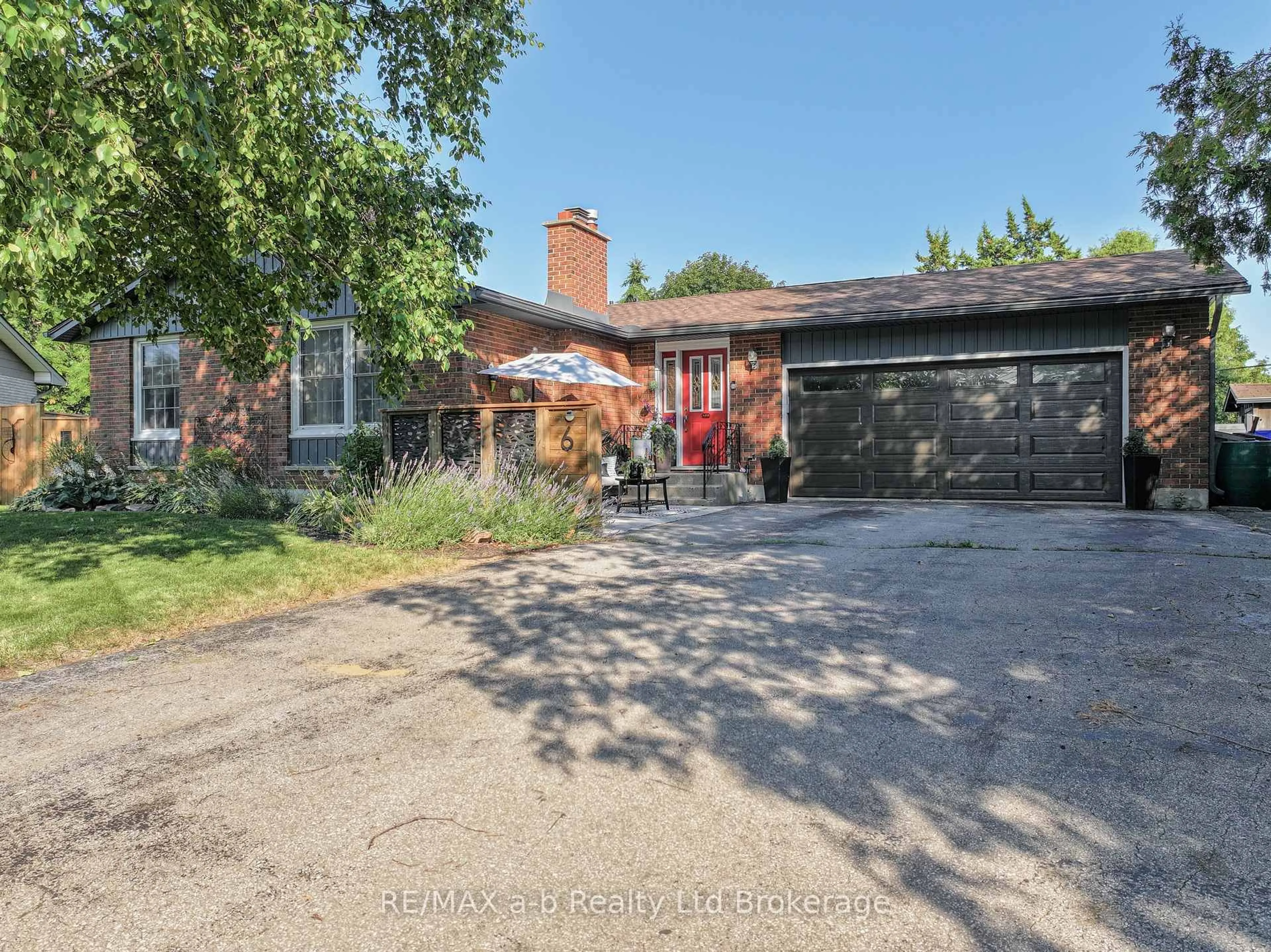 A pic from outside/outdoor area/front of a property/back of a property/a pic from drone, street for 6 Camdon Crt, Tillsonburg Ontario N4G 4B3