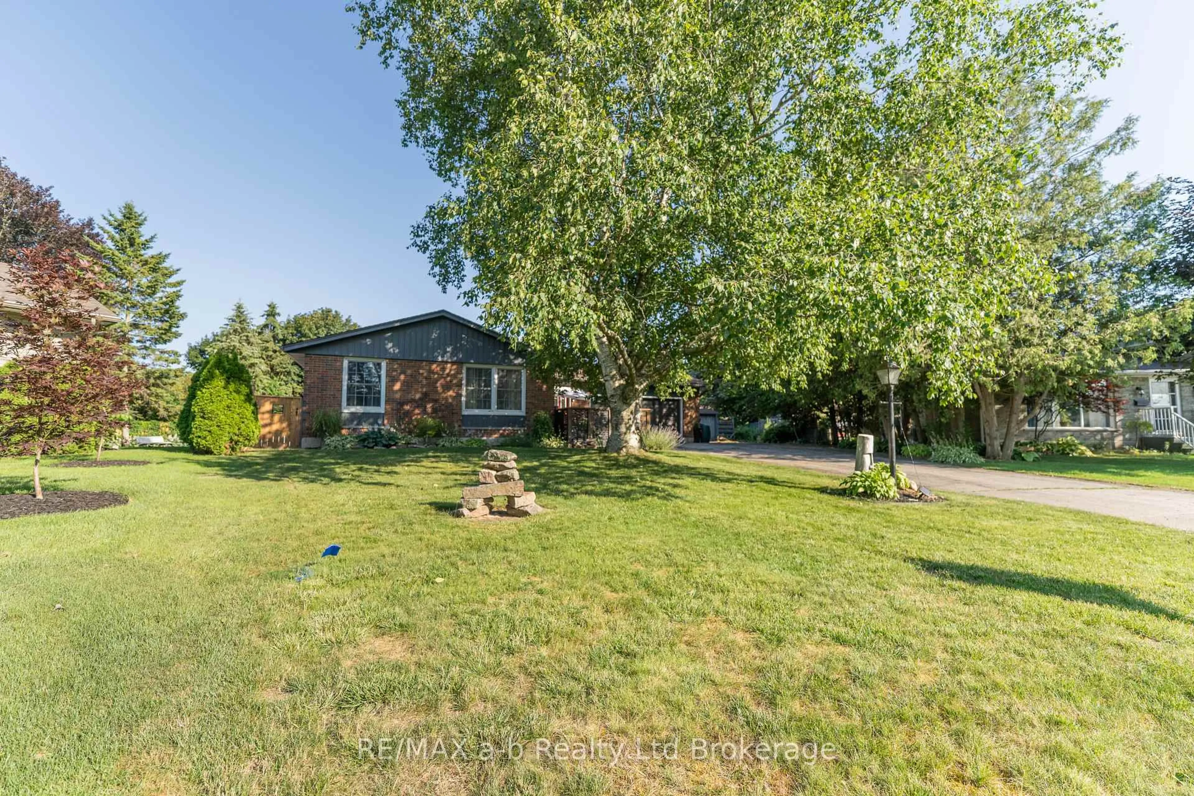 A pic from outside/outdoor area/front of a property/back of a property/a pic from drone, unknown for 6 Camdon Crt, Tillsonburg Ontario N4G 4B3