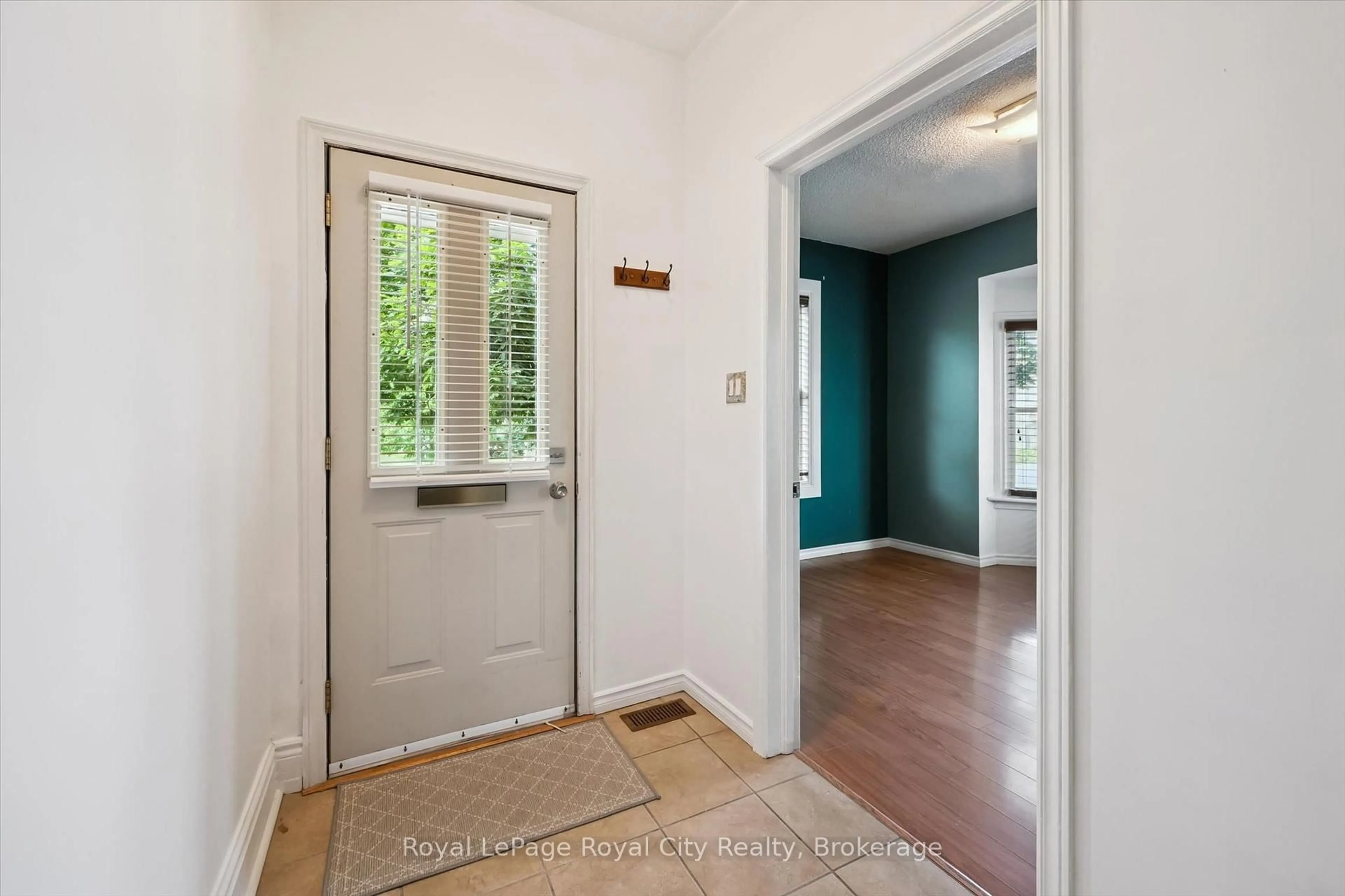 Indoor entryway for 90 Neeve St, Guelph Ontario N1E 5S1