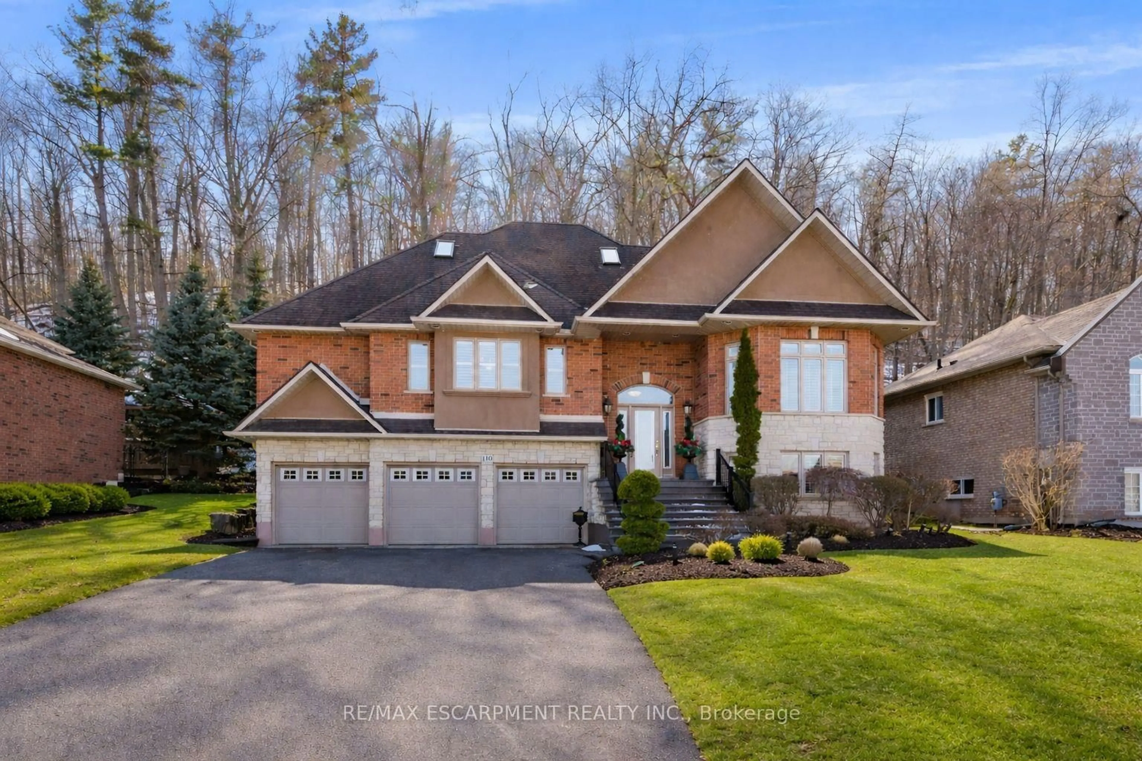Home with brick exterior material, street for 130 DORCHESTER Dr, Grimsby Ontario L3M 1A8