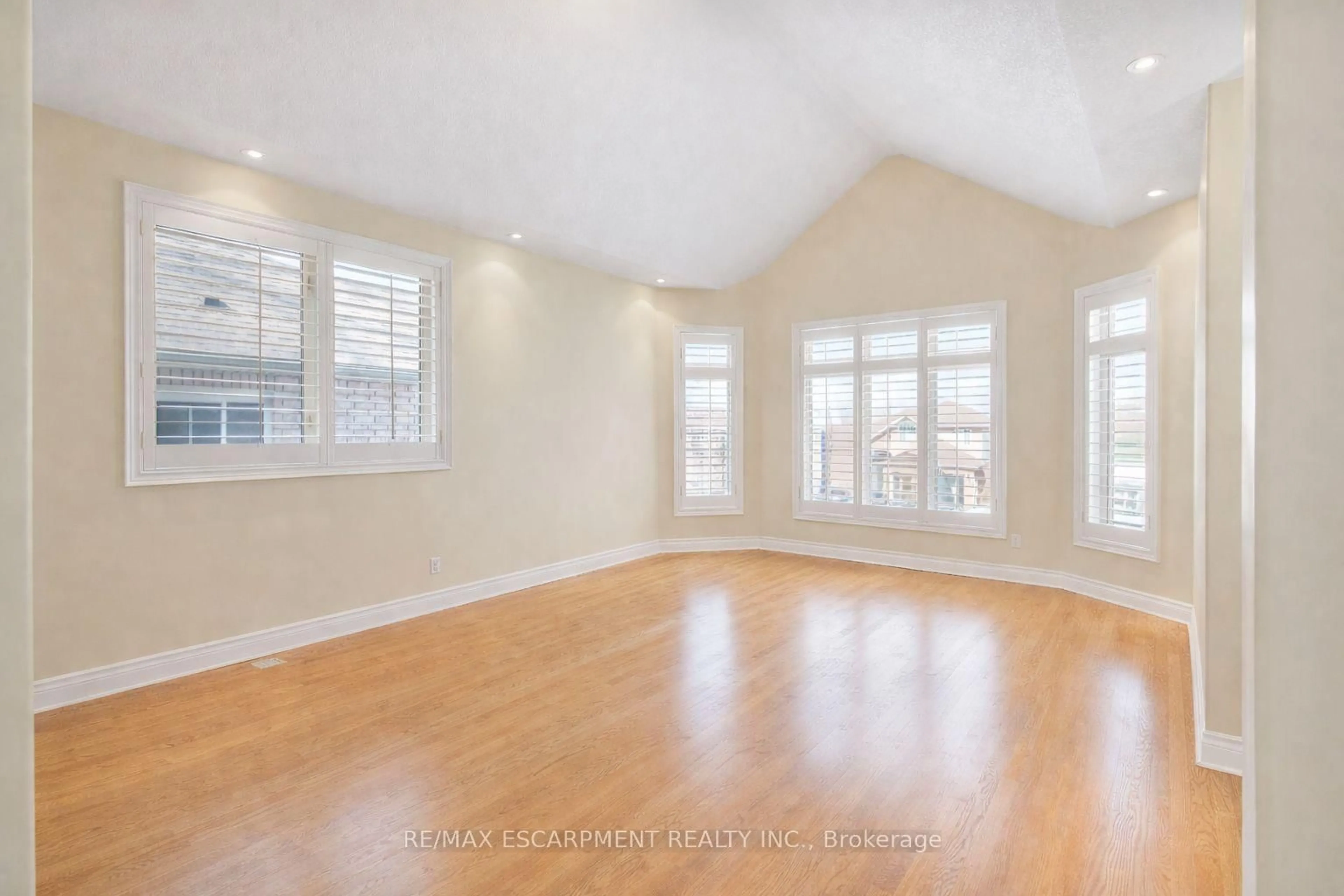 A pic of a room for 130 DORCHESTER Dr, Grimsby Ontario L3M 1A8