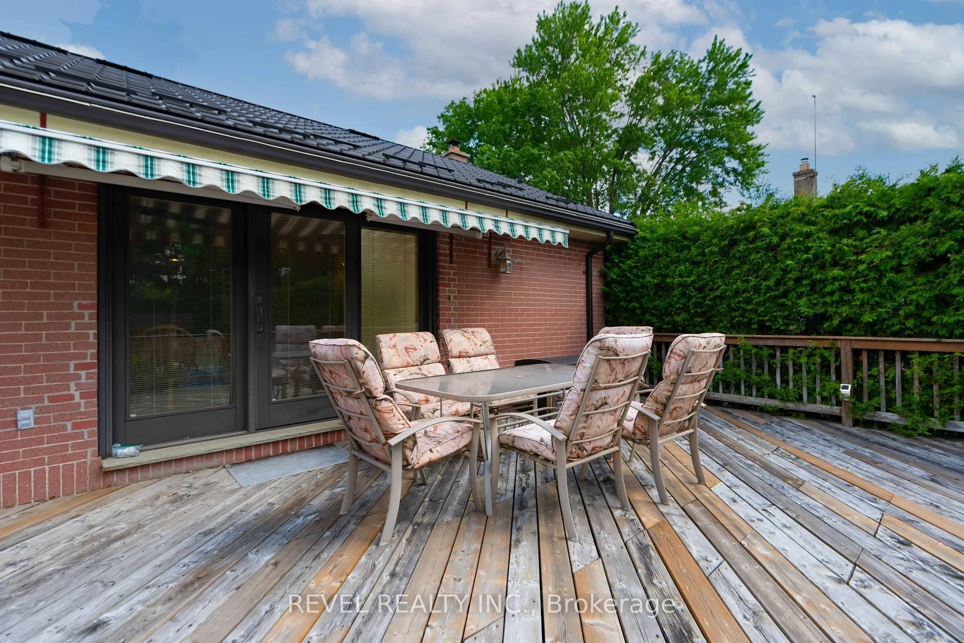 Patio, street for 1627 Mardell St, London East Ontario N5V 1X3
