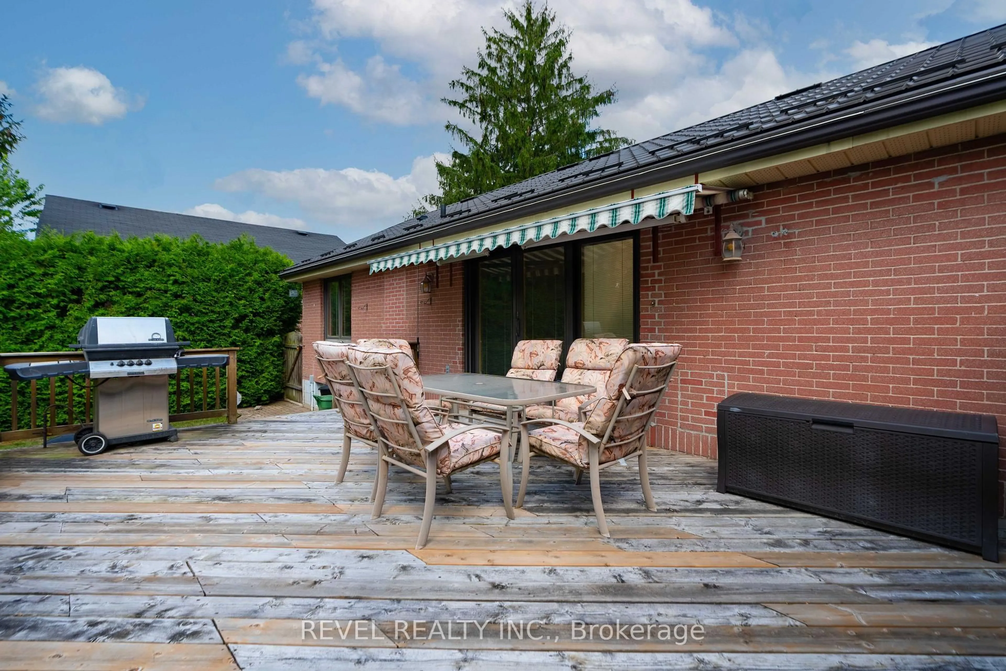 Patio, street for 1627 Mardell St, London East Ontario N5V 1X3