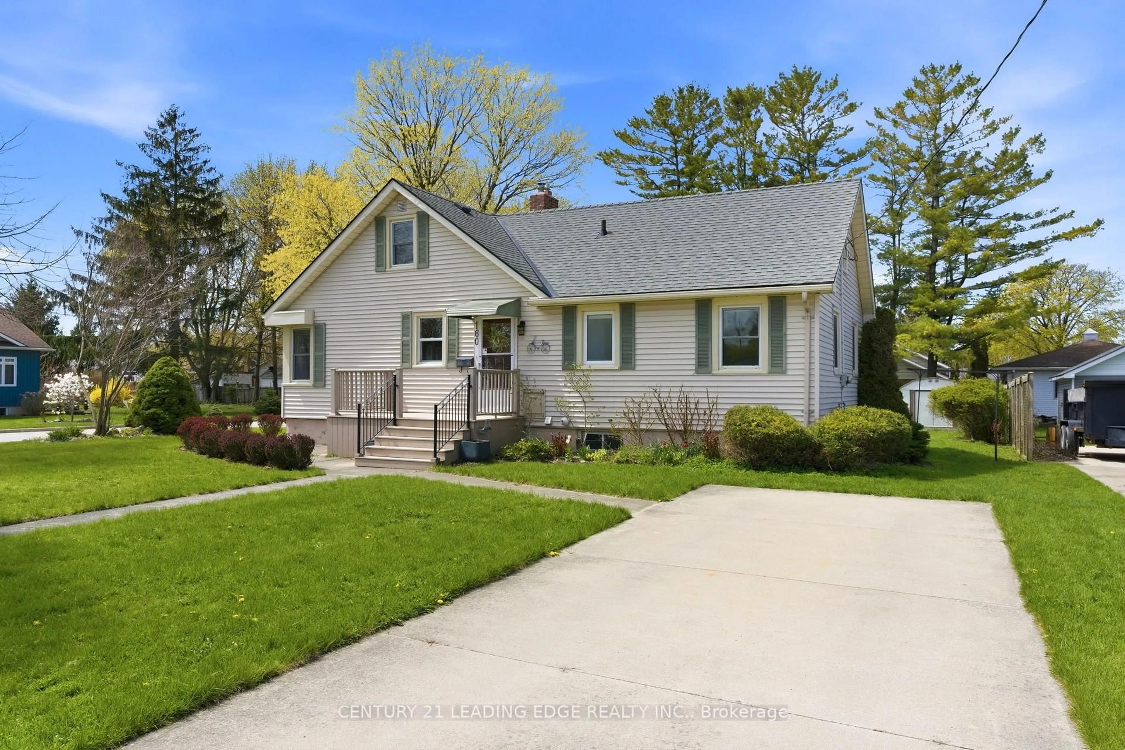 Home with vinyl exterior material, street for 160 Widder St, Goderich Ontario N7A 3V3