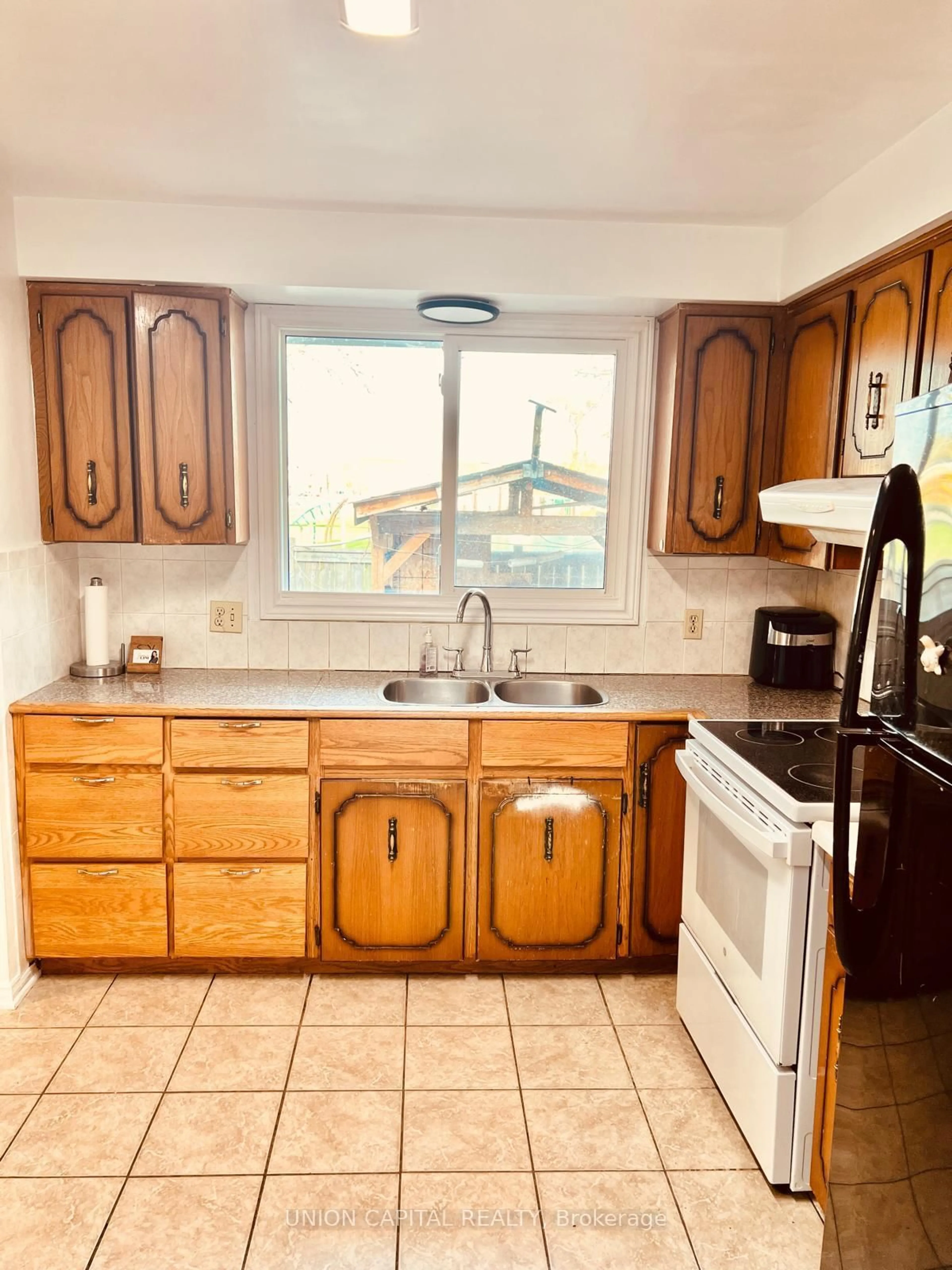 Standard kitchen, unknown for 2 Shetland Cres, St. Catharines Ontario L2P 3P7