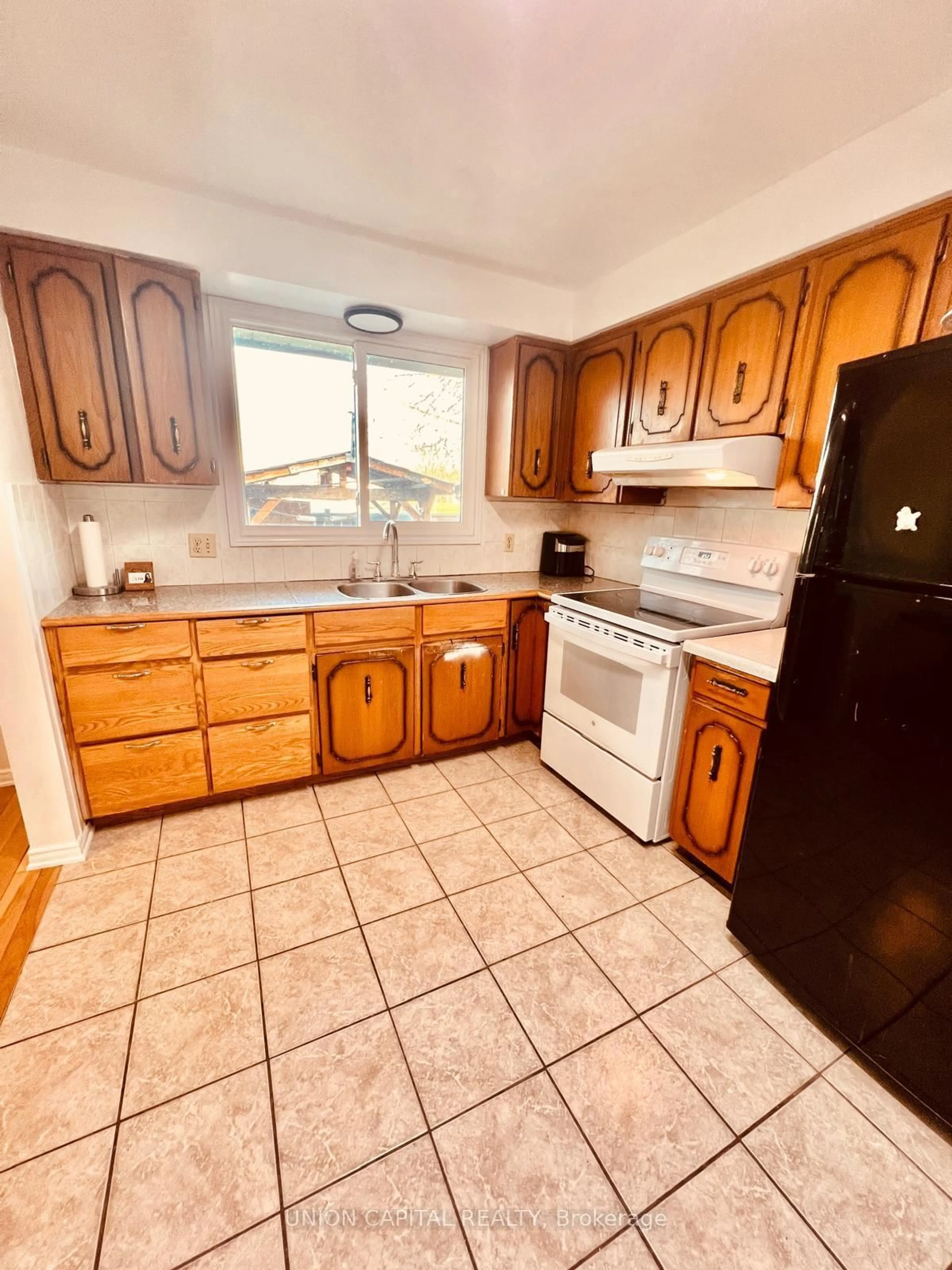 Standard kitchen, unknown for 2 Shetland Cres, St. Catharines Ontario L2P 3P7