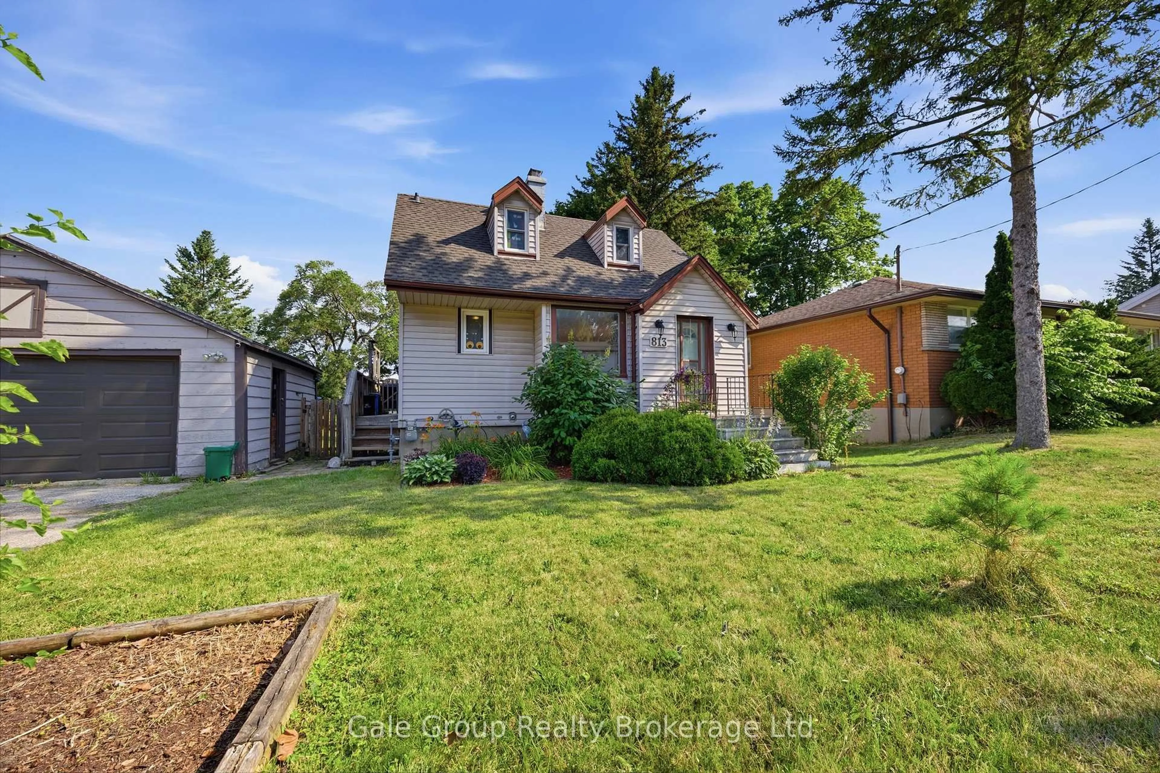 A pic from outside/outdoor area/front of a property/back of a property/a pic from drone, street for 813 Dufferin St, Woodstock Ontario N4S 1Y8