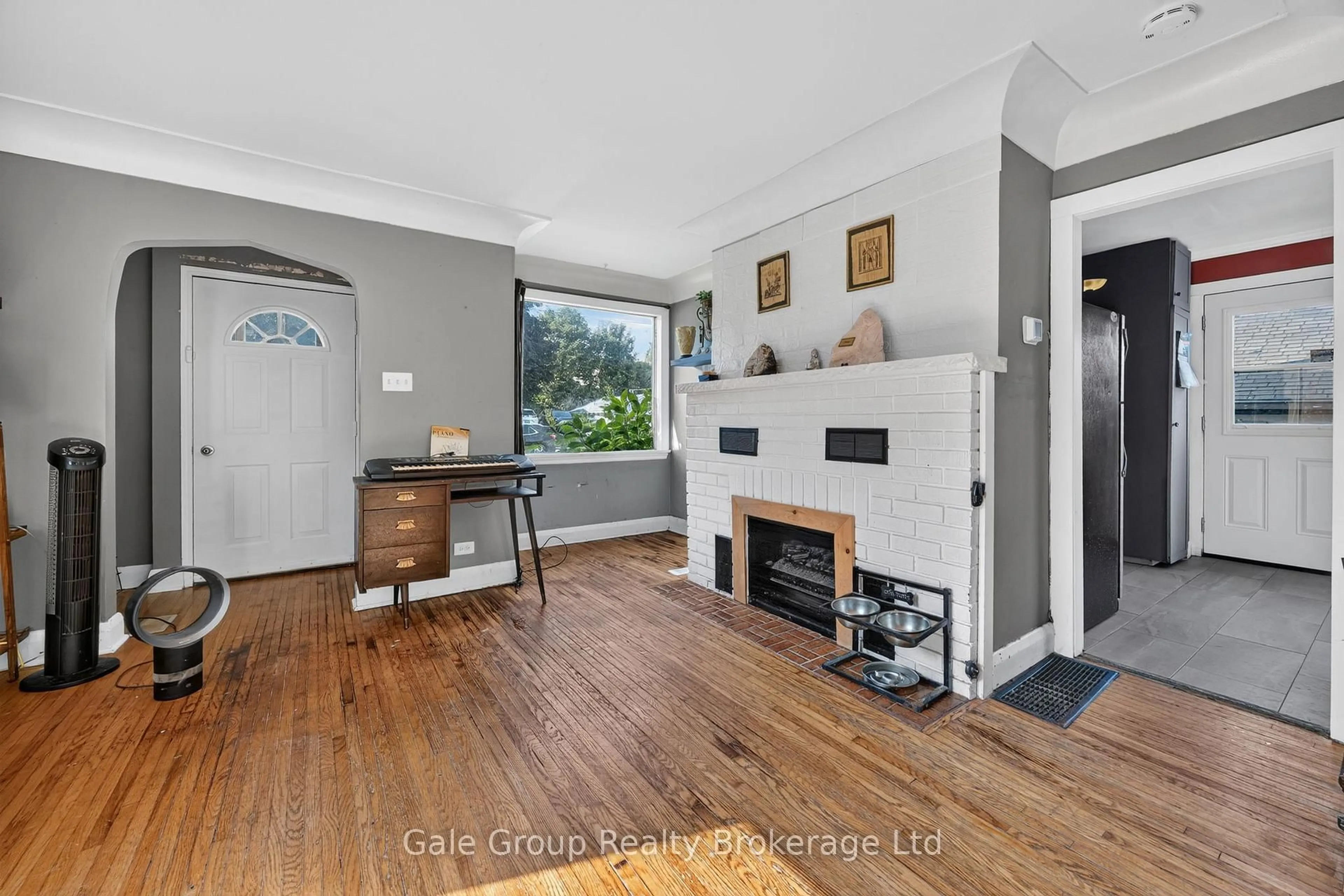 Living room with furniture, unknown for 813 Dufferin St, Woodstock Ontario N4S 1Y8