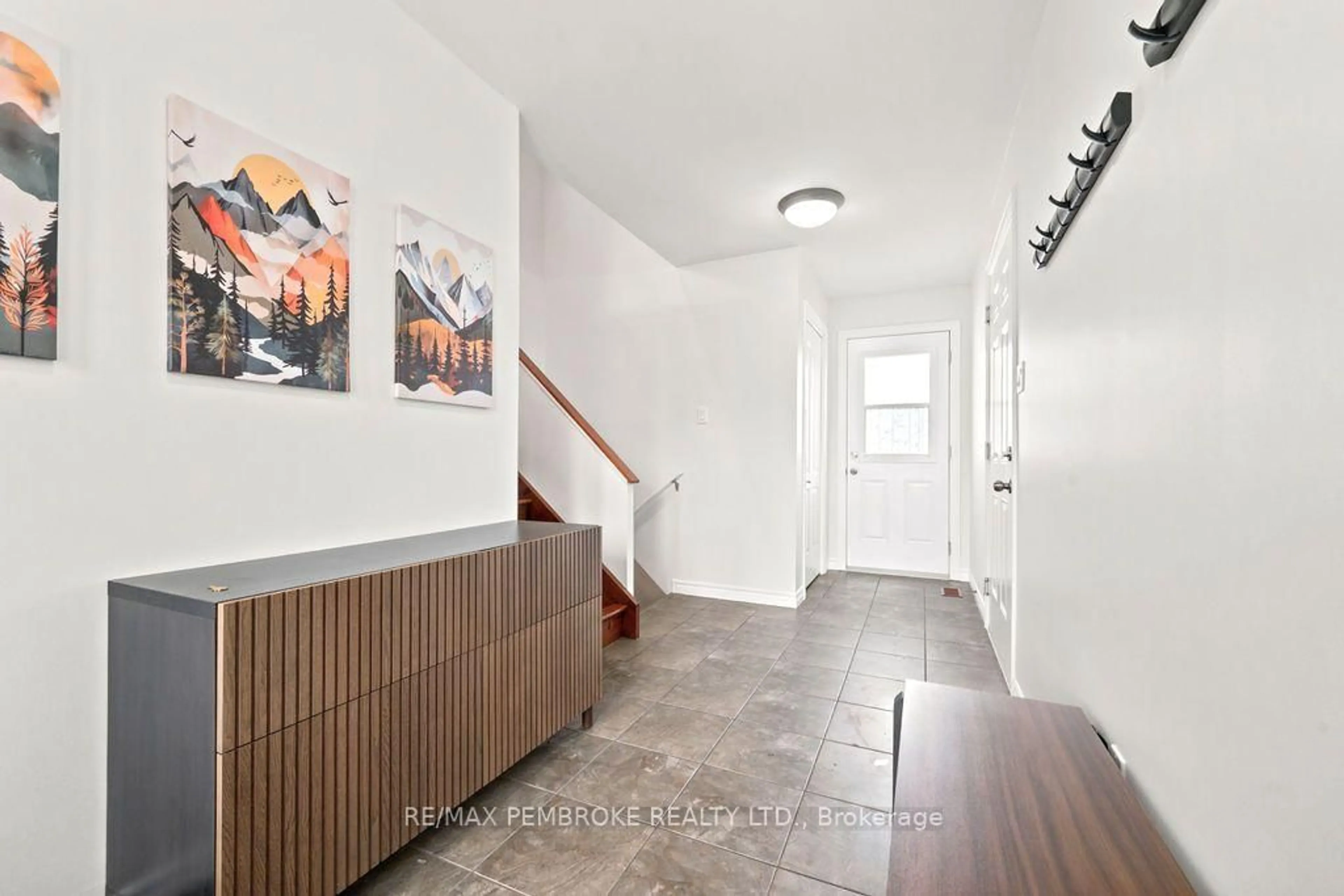 Indoor entryway for 2038 Sandstone Cres, Petawawa Ontario K8H 0A6