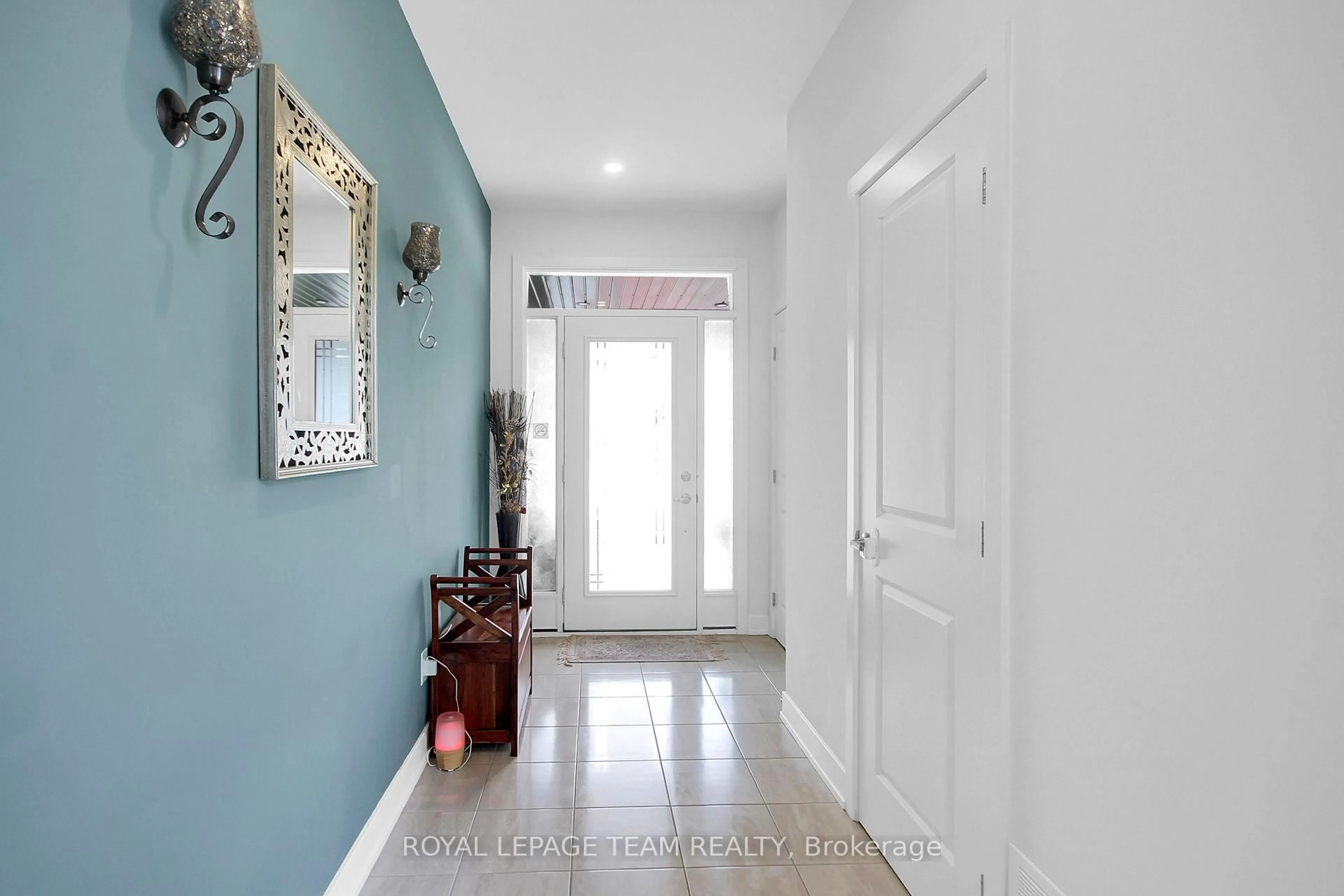 Indoor entryway for 67 Heirloom St, Ottawa Ontario K4M 0K9