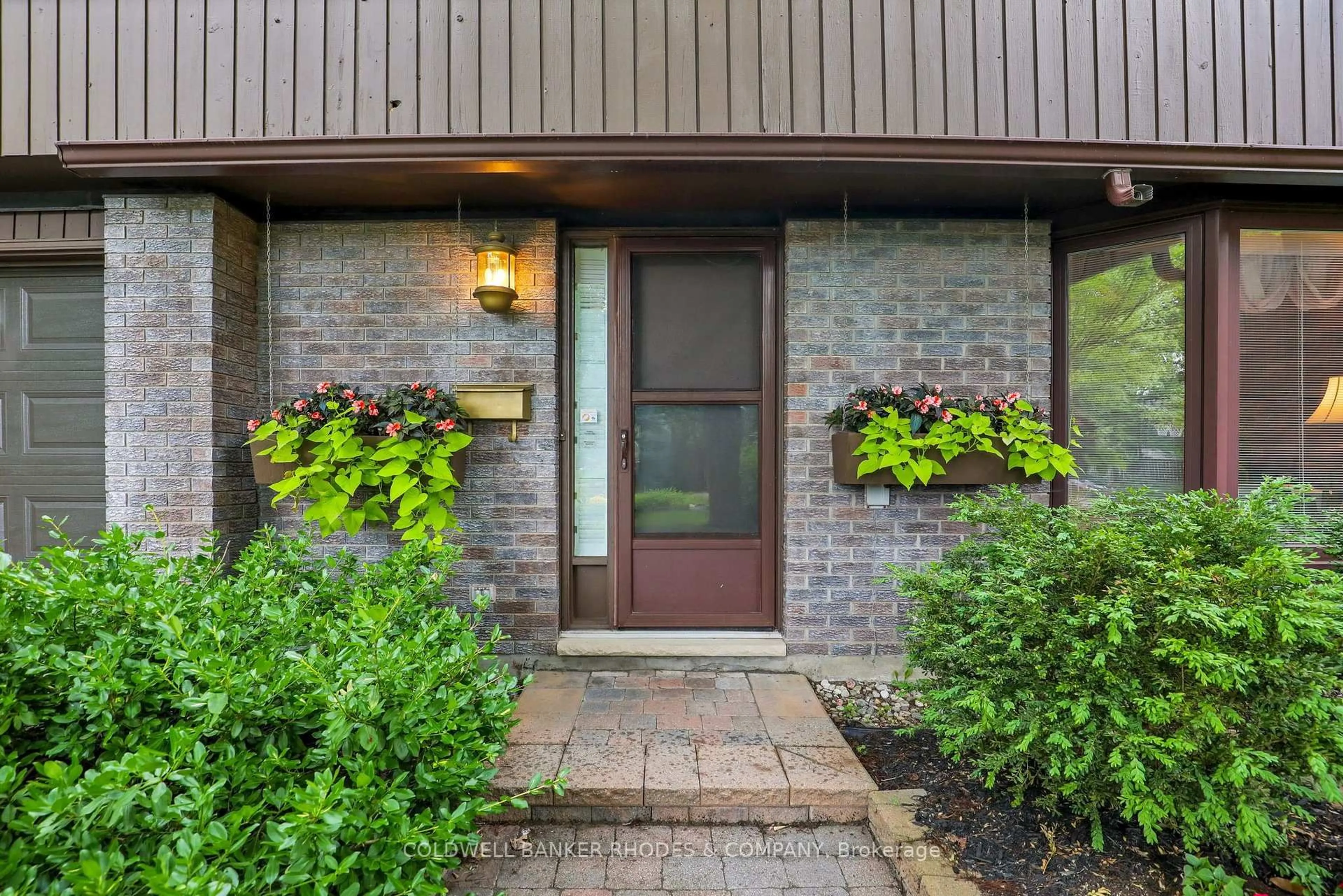 Indoor entryway for 37 Sample Rd, Ottawa Ontario K1V 9T9
