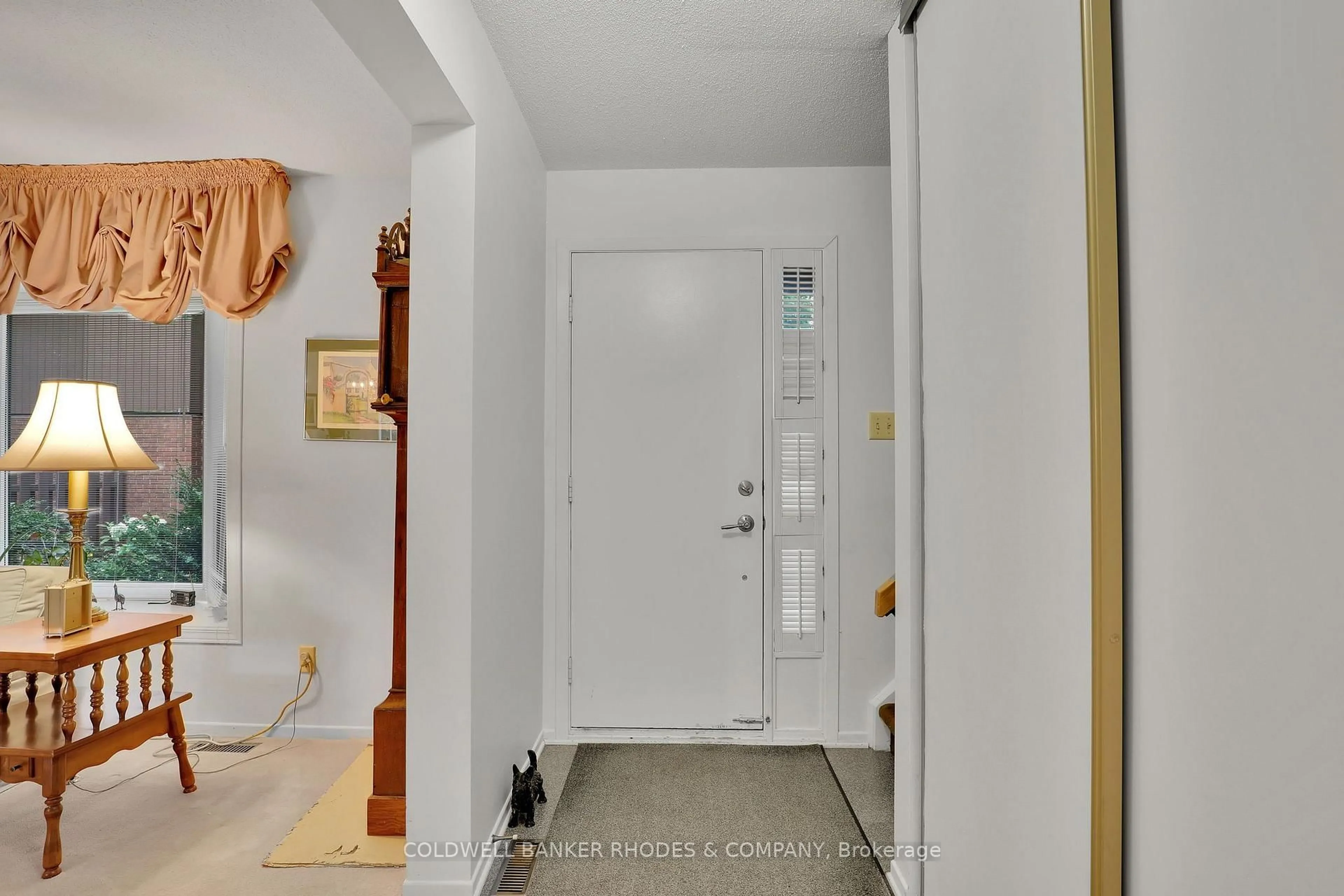 Indoor entryway for 37 Sample Rd, Ottawa Ontario K1V 9T9