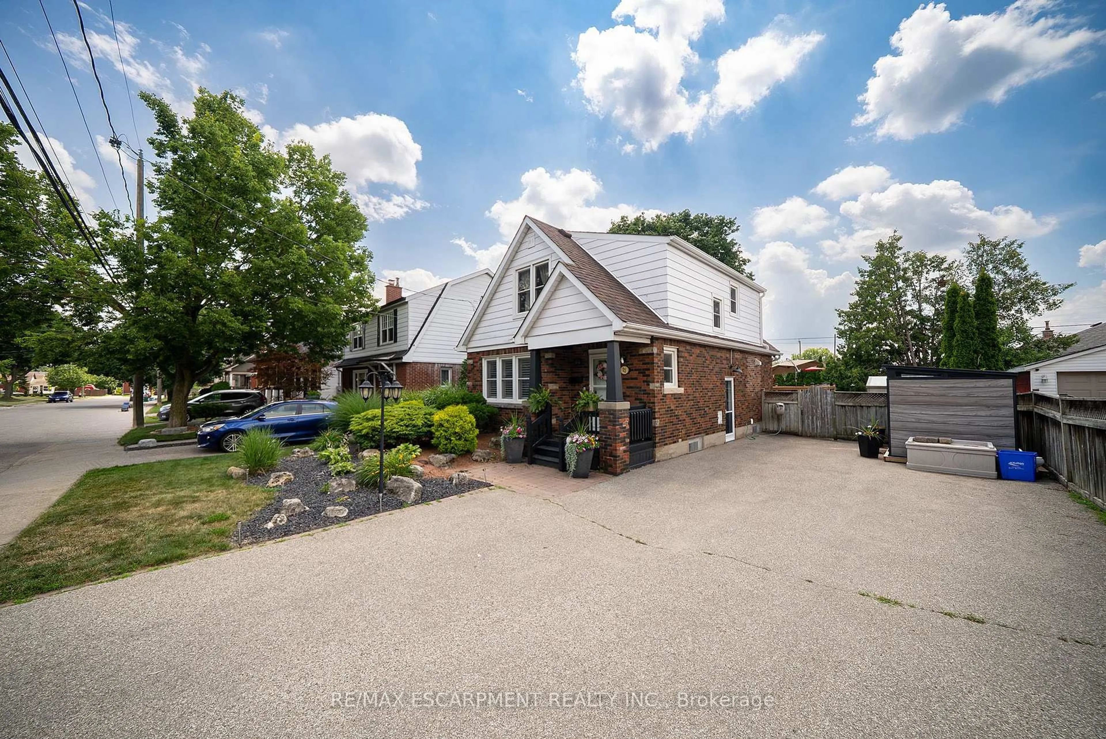 A pic from outside/outdoor area/front of a property/back of a property/a pic from drone, street for 22 Burwell St, Brantford Ontario N3T 4T6