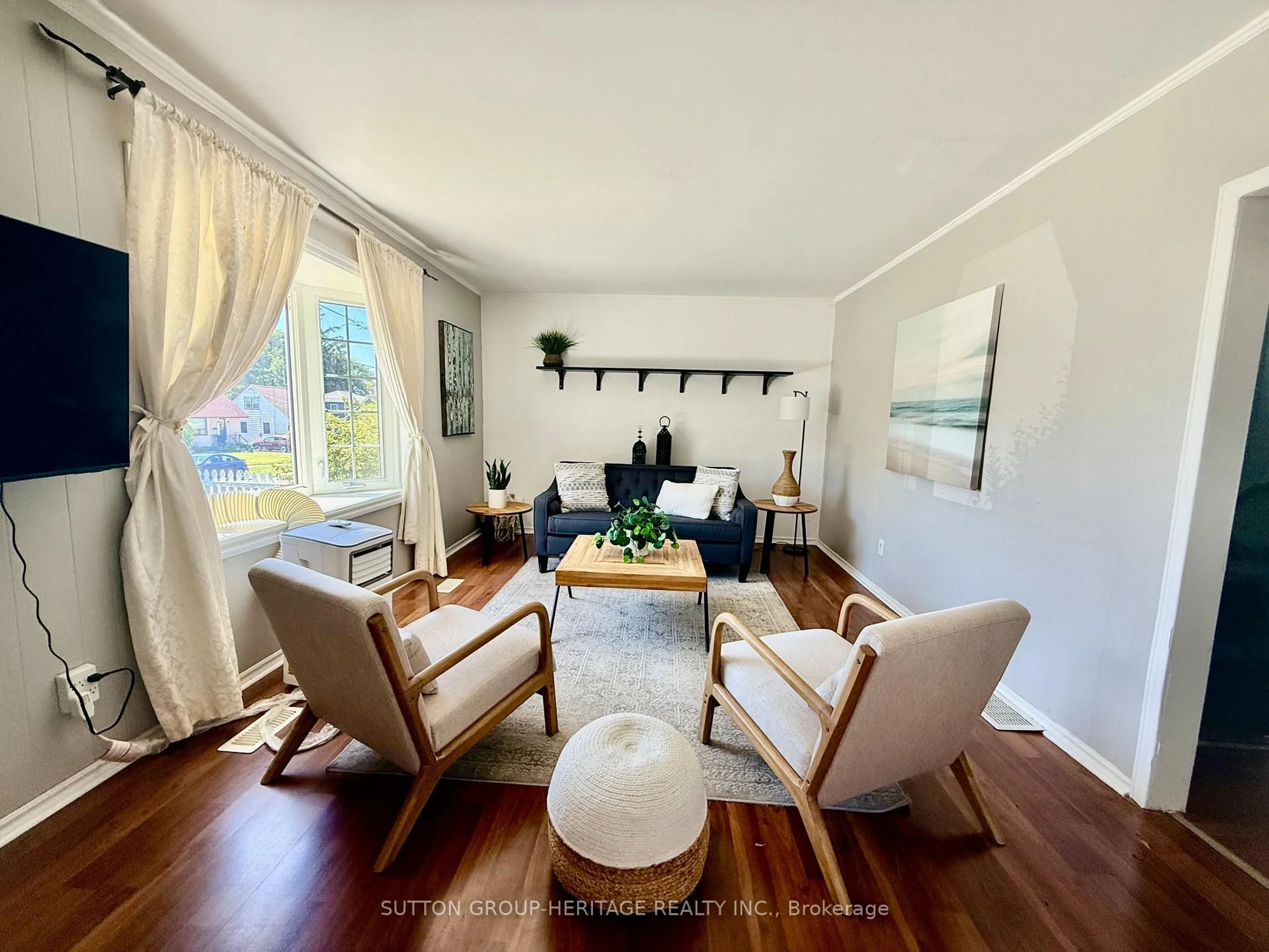 Living room with furniture, wood/laminate floor for 8 Fraser St, Port Hope Ontario L1A 2A1